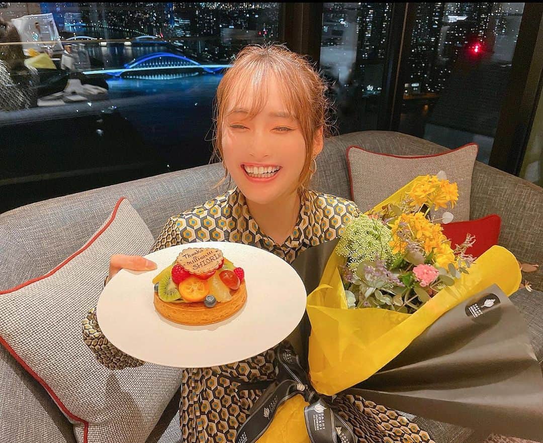 岩佐しおりのインスタグラム：「✔️💐💐 ・ happy birthday to me🎂 2月9日で28歳になりました💘 誕生日早々に携帯を無くし 交番にとてもお世話になりまして 歳を重ねてもやっぱり my world 全開でした🤚🏼笑 こんな私ですが 今度とも宜しくお願いします🥰 ・ #誕生日 #2月9日生まれ #アラサー女子」