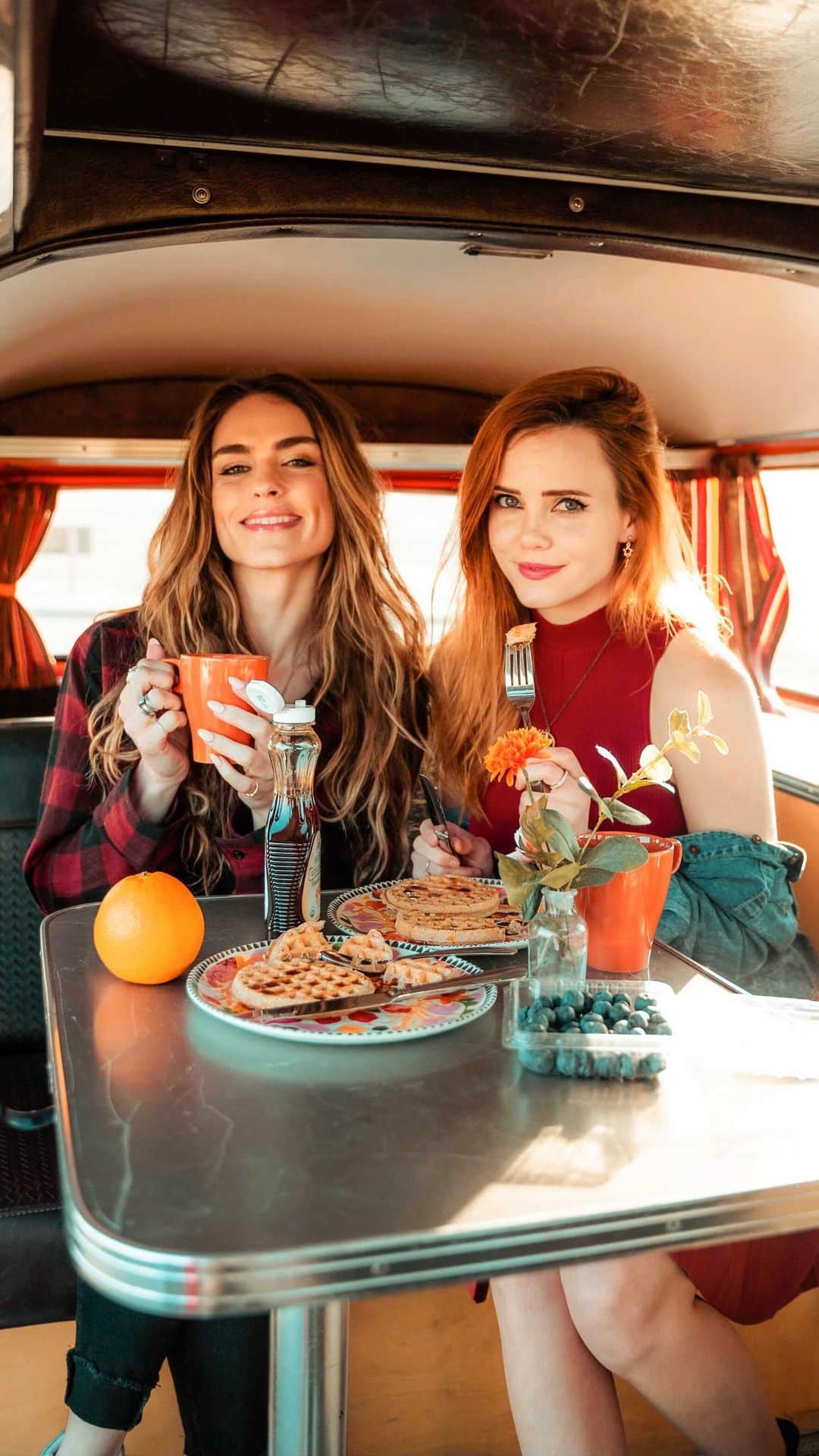 ティファニー・アルボードのインスタグラム：「☀️Sometimes happiness is just a sunset away! ❤️ #QOTD: Where do you wanna travel when the world opens back up? I wanna go to Tulum! 🥰  💥 I’m obsessed with this @vwsurfariwagons retro van we got to shoot with!! 😍 I want to road trip & adventure in it all summer long! 😩   📸 Footage & edit by the amazing @bringoutthegold ✨ w/@makeprettystuff @bristauss」