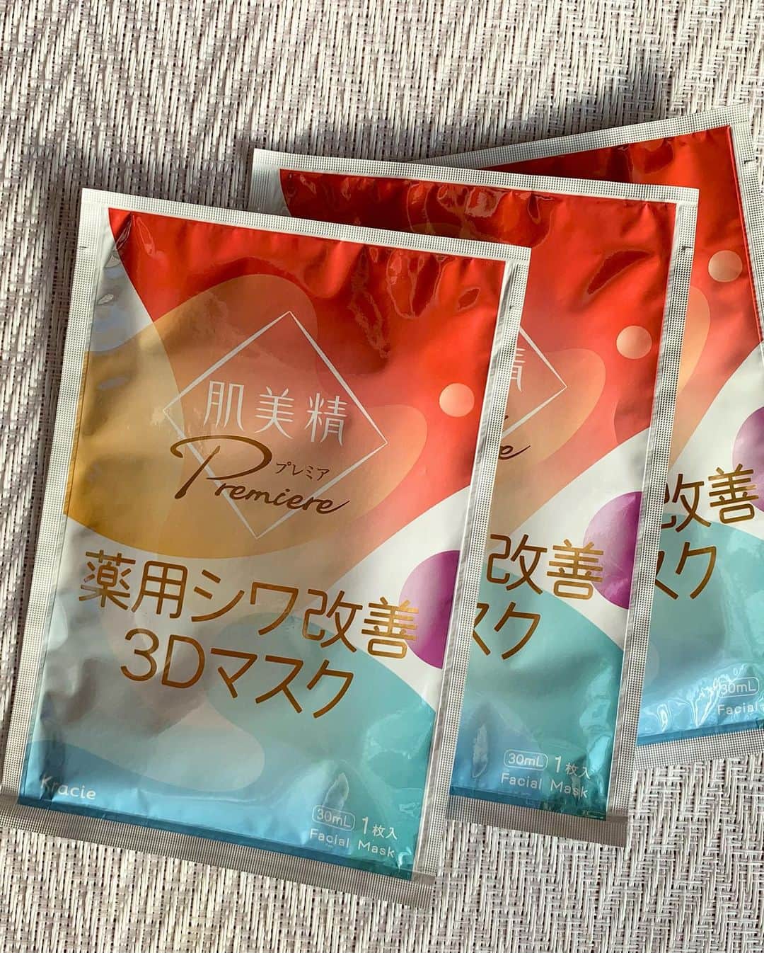 駒田奈美さんのインスタグラム写真 - (駒田奈美Instagram)「・ ・ ・ 『薬用シワ改善3Dマスク』 ・ ・ シワを改善できるシートマスクを使ってみました！ ・ ・ 立体形状3Dマスクが顔の凹凸にも密着して しっかり美容成分が浸透していく感じがします❤︎ ・ マスクの密着感はスゴイです‼︎ ・ ・ シワ改善有効成分の「ナイアシンアミド」や 保湿成分「ヒアルロン酸」「セラミド」の美容成分が グングンお肌に入っていく感じ ・ マスクを外したお肌は もっちり潤って、プルプル (すっぴんで失礼します) ・ ・ メイク後もお肌がしっとり 美容成分が入り込んでいるのを実感できますよ〜 ・ ・ 広げやすい耳つきなのもポイント♪ ・ ・ ・ #駒田奈美#オスカープロモーション#モデル#美st#美魔女#pr#肌美精#肌美精プレミア#薬用3Dマスク#濃厚美容液#ナイアシンアミド#ヒアルロン酸#セラミド#シワ改善#シートマスク#マスク#美容#美容好きな人と繋がりたい」2月13日 13時19分 - nami.komada