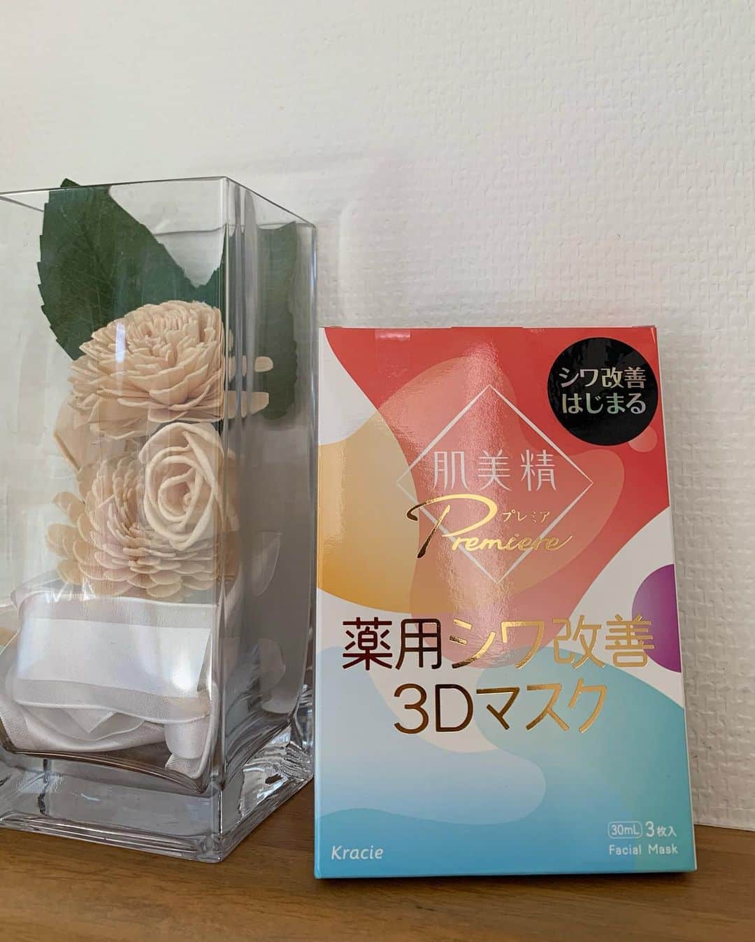 駒田奈美さんのインスタグラム写真 - (駒田奈美Instagram)「・ ・ ・ 『薬用シワ改善3Dマスク』 ・ ・ シワを改善できるシートマスクを使ってみました！ ・ ・ 立体形状3Dマスクが顔の凹凸にも密着して しっかり美容成分が浸透していく感じがします❤︎ ・ マスクの密着感はスゴイです‼︎ ・ ・ シワ改善有効成分の「ナイアシンアミド」や 保湿成分「ヒアルロン酸」「セラミド」の美容成分が グングンお肌に入っていく感じ ・ マスクを外したお肌は もっちり潤って、プルプル (すっぴんで失礼します) ・ ・ メイク後もお肌がしっとり 美容成分が入り込んでいるのを実感できますよ〜 ・ ・ 広げやすい耳つきなのもポイント♪ ・ ・ ・ #駒田奈美#オスカープロモーション#モデル#美st#美魔女#pr#肌美精#肌美精プレミア#薬用3Dマスク#濃厚美容液#ナイアシンアミド#ヒアルロン酸#セラミド#シワ改善#シートマスク#マスク#美容#美容好きな人と繋がりたい」2月13日 13時19分 - nami.komada