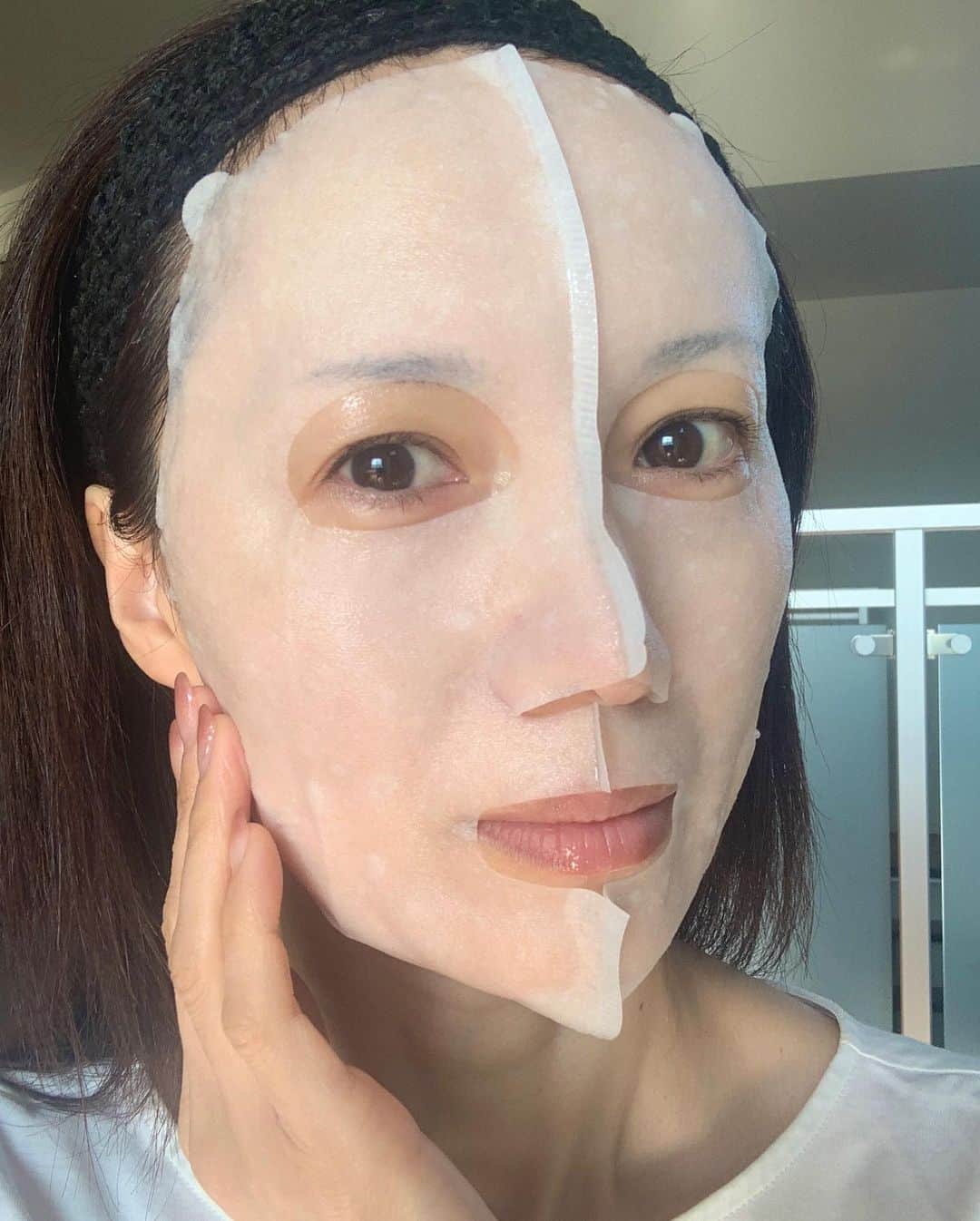 駒田奈美さんのインスタグラム写真 - (駒田奈美Instagram)「・ ・ ・ 『薬用シワ改善3Dマスク』 ・ ・ シワを改善できるシートマスクを使ってみました！ ・ ・ 立体形状3Dマスクが顔の凹凸にも密着して しっかり美容成分が浸透していく感じがします❤︎ ・ マスクの密着感はスゴイです‼︎ ・ ・ シワ改善有効成分の「ナイアシンアミド」や 保湿成分「ヒアルロン酸」「セラミド」の美容成分が グングンお肌に入っていく感じ ・ マスクを外したお肌は もっちり潤って、プルプル (すっぴんで失礼します) ・ ・ メイク後もお肌がしっとり 美容成分が入り込んでいるのを実感できますよ〜 ・ ・ 広げやすい耳つきなのもポイント♪ ・ ・ ・ #駒田奈美#オスカープロモーション#モデル#美st#美魔女#pr#肌美精#肌美精プレミア#薬用3Dマスク#濃厚美容液#ナイアシンアミド#ヒアルロン酸#セラミド#シワ改善#シートマスク#マスク#美容#美容好きな人と繋がりたい」2月13日 13時19分 - nami.komada