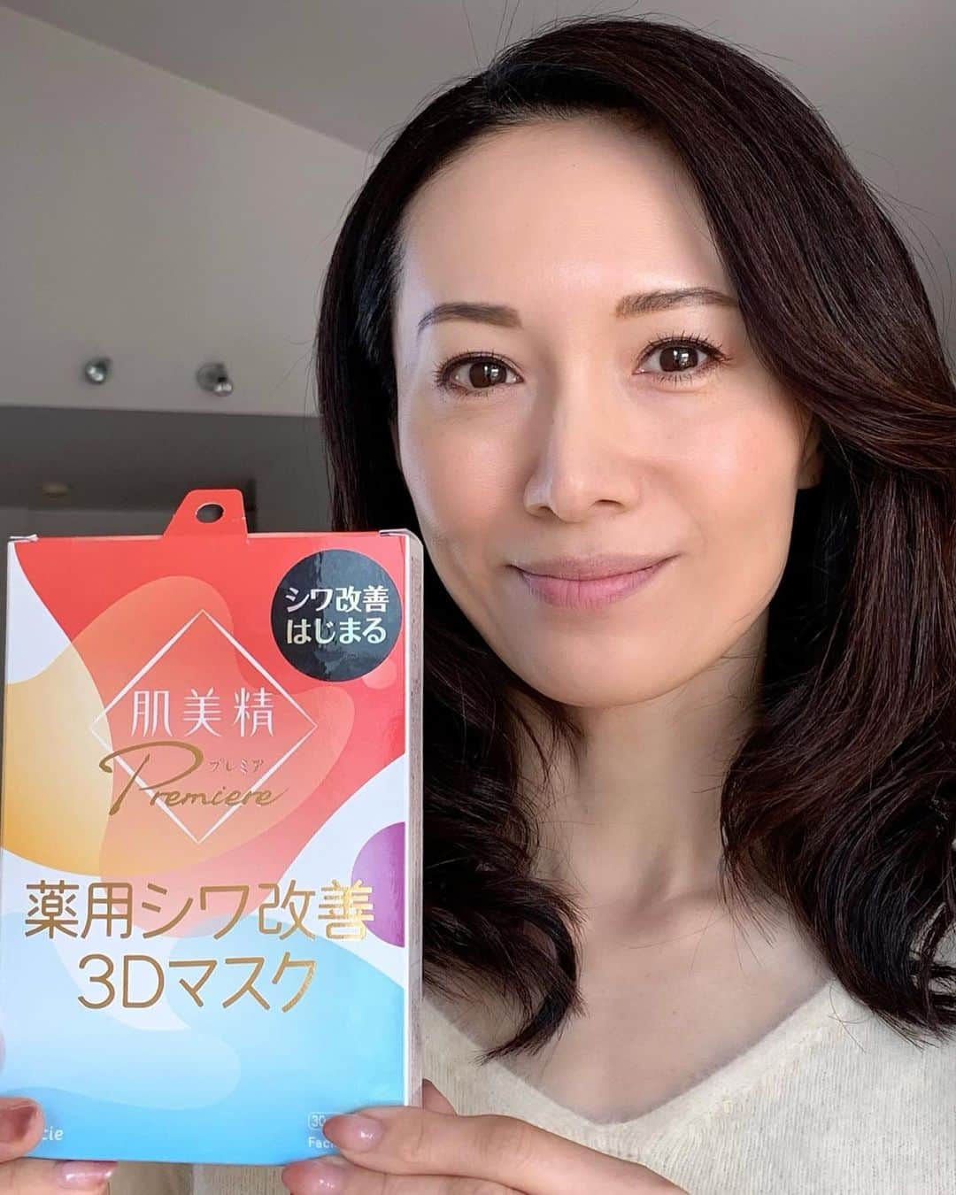 駒田奈美さんのインスタグラム写真 - (駒田奈美Instagram)「・ ・ ・ 『薬用シワ改善3Dマスク』 ・ ・ シワを改善できるシートマスクを使ってみました！ ・ ・ 立体形状3Dマスクが顔の凹凸にも密着して しっかり美容成分が浸透していく感じがします❤︎ ・ マスクの密着感はスゴイです‼︎ ・ ・ シワ改善有効成分の「ナイアシンアミド」や 保湿成分「ヒアルロン酸」「セラミド」の美容成分が グングンお肌に入っていく感じ ・ マスクを外したお肌は もっちり潤って、プルプル (すっぴんで失礼します) ・ ・ メイク後もお肌がしっとり 美容成分が入り込んでいるのを実感できますよ〜 ・ ・ 広げやすい耳つきなのもポイント♪ ・ ・ ・ #駒田奈美#オスカープロモーション#モデル#美st#美魔女#pr#肌美精#肌美精プレミア#薬用3Dマスク#濃厚美容液#ナイアシンアミド#ヒアルロン酸#セラミド#シワ改善#シートマスク#マスク#美容#美容好きな人と繋がりたい」2月13日 13時19分 - nami.komada
