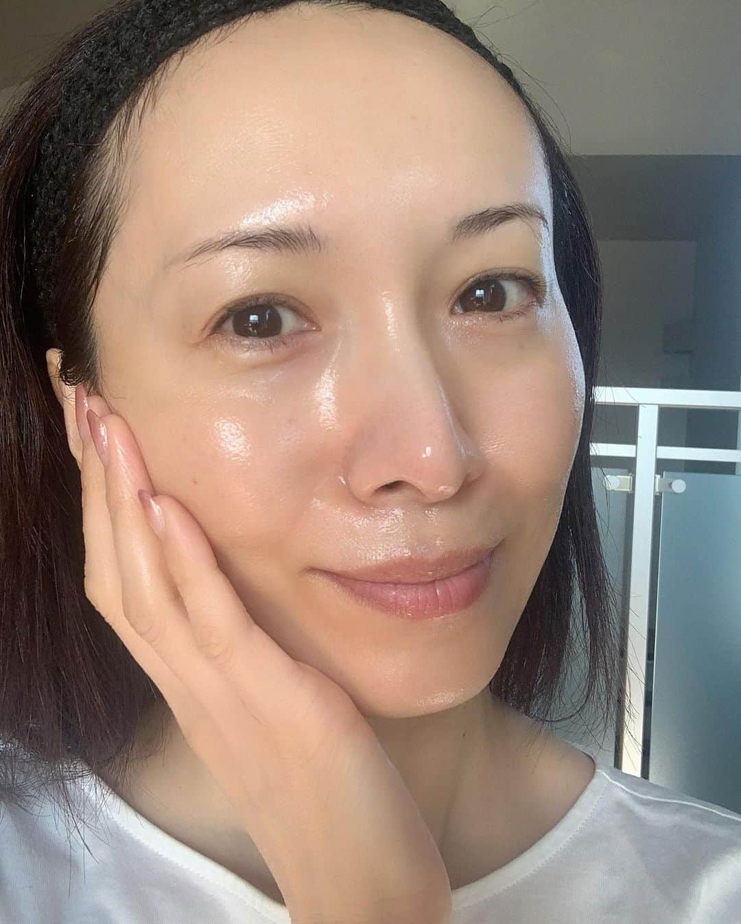 駒田奈美さんのインスタグラム写真 - (駒田奈美Instagram)「・ ・ ・ 『薬用シワ改善3Dマスク』 ・ ・ シワを改善できるシートマスクを使ってみました！ ・ ・ 立体形状3Dマスクが顔の凹凸にも密着して しっかり美容成分が浸透していく感じがします❤︎ ・ マスクの密着感はスゴイです‼︎ ・ ・ シワ改善有効成分の「ナイアシンアミド」や 保湿成分「ヒアルロン酸」「セラミド」の美容成分が グングンお肌に入っていく感じ ・ マスクを外したお肌は もっちり潤って、プルプル (すっぴんで失礼します) ・ ・ メイク後もお肌がしっとり 美容成分が入り込んでいるのを実感できますよ〜 ・ ・ 広げやすい耳つきなのもポイント♪ ・ ・ ・ #駒田奈美#オスカープロモーション#モデル#美st#美魔女#pr#肌美精#肌美精プレミア#薬用3Dマスク#濃厚美容液#ナイアシンアミド#ヒアルロン酸#セラミド#シワ改善#シートマスク#マスク#美容#美容好きな人と繋がりたい」2月13日 13時19分 - nami.komada