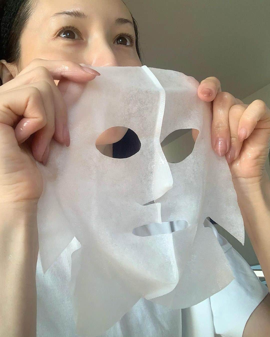 駒田奈美さんのインスタグラム写真 - (駒田奈美Instagram)「・ ・ ・ 『薬用シワ改善3Dマスク』 ・ ・ シワを改善できるシートマスクを使ってみました！ ・ ・ 立体形状3Dマスクが顔の凹凸にも密着して しっかり美容成分が浸透していく感じがします❤︎ ・ マスクの密着感はスゴイです‼︎ ・ ・ シワ改善有効成分の「ナイアシンアミド」や 保湿成分「ヒアルロン酸」「セラミド」の美容成分が グングンお肌に入っていく感じ ・ マスクを外したお肌は もっちり潤って、プルプル (すっぴんで失礼します) ・ ・ メイク後もお肌がしっとり 美容成分が入り込んでいるのを実感できますよ〜 ・ ・ 広げやすい耳つきなのもポイント♪ ・ ・ ・ #駒田奈美#オスカープロモーション#モデル#美st#美魔女#pr#肌美精#肌美精プレミア#薬用3Dマスク#濃厚美容液#ナイアシンアミド#ヒアルロン酸#セラミド#シワ改善#シートマスク#マスク#美容#美容好きな人と繋がりたい」2月13日 13時19分 - nami.komada