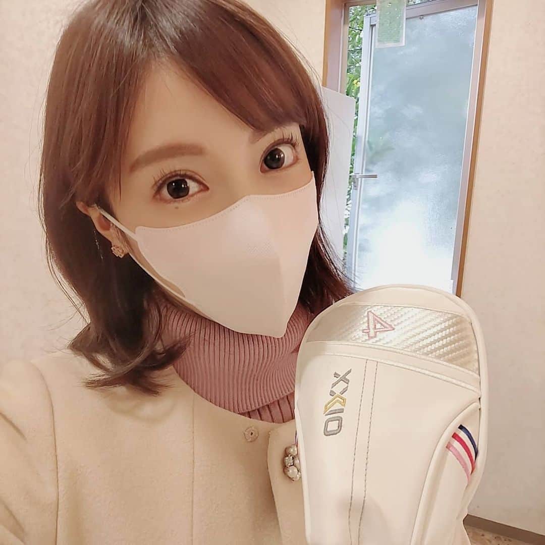 桜井彩のインスタグラム：「∗ ∗ レッスンプロに次は4番ウッドが必要と言われたので、ゼクシオの4番ウッドをGET✨ ∗ 150球打ってみたら、自分の癖や課題に気付きました！！ ∗ 私は長い道具が苦手なので、来週のレッスンで相談してみます(*^ー^)ノ♪ ∗ 早くまりりんとラウンドしたいな❤️ ∗ 連絡先知ってる人、お誘いお待ちしてます(笑) #ゴルフ #ゴルフ女子 #ダンロップ #ゼクシオ #フェアウェイウッド」