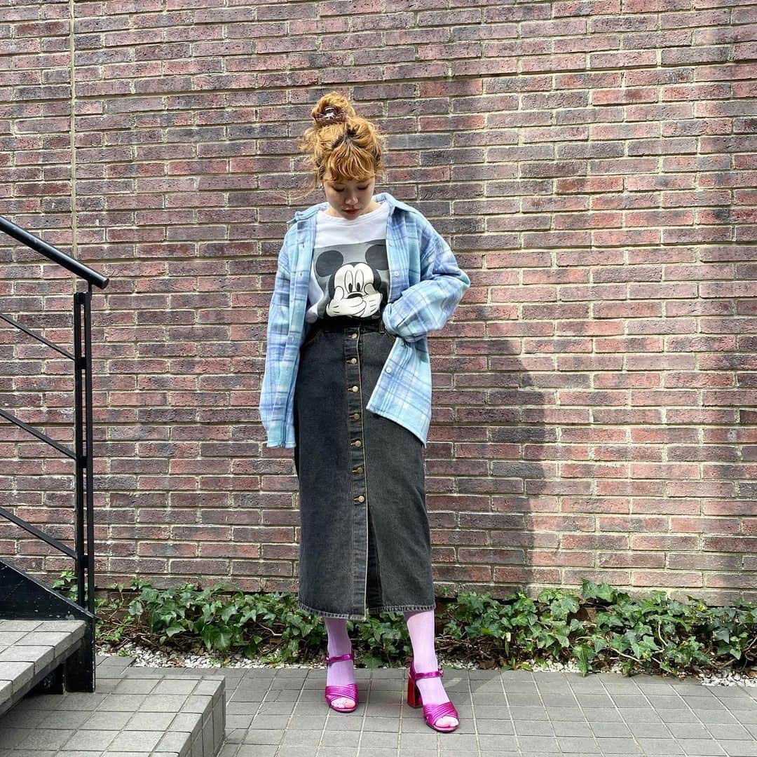 PUNK CAKEのインスタグラム：「•blue check fleece shirt •mickey sweatshirt【SOLD】 •black denim skirt  #punkcake  #vintage #vintageclothing  #80sfashion  #古着 #古着コーデ  #古着女子 #レディース古着　 #原宿 #harajuku  #harajukufashion  #原宿古着屋 #東京古着屋  #古着屋巡り #古着通販」