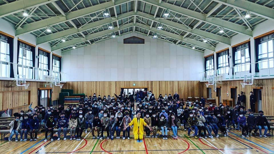 アキ（荒木良明）さんのインスタグラム写真 - (アキ（荒木良明）Instagram)「昨日は小学５年生６年生にお話しをさせてもらいました‼︎ いぃよぉ〜ってフレーズが生まれたきっかけや肯定することの大切さについてです。 そして６年生の子どもたちには新喜劇を体験してもらいました♪ すっごいノリがいい。 足をバタバタさせてよく笑ってくれる。ゲーム説明を聞くときはあいづち打って真剣に聞いてくれる。なんてメリハリっ子たちなんだー✨✨準備もしてくれていて、アドリブまで入ったり、顔がキラキラ目がキラキラ✨✨僕も幸せでパワーもらいましたー 去年から我慢の多い時が多かったけど、楽しい思い出になったかなー☺️ 校長先生、担任の先生方々にも「笑いました！！」ってお喜びいただき、幸せ。 先生方には、小学生のころに「すんげぇ〜ベスト10見てました〜」とお声かけいただき、「あー気づかないうちにそんな歳重ねてるんやなー」って。 でもまだまだ僕の挑戦は続きます。夢をかなえていきたいです。 楽しい時間をありがとうございました🙏✨✨  #京都市立藤ﾉ森小学校 #吉本新喜劇アキ #いぃよぉ  #肯定する  ・ ・ 今月はいくつかの講演や講師として僕をむかえてくれて伺います。 講演、講師、ミニ新喜劇などのお問い合わせは吉本興業もしくはアキofficial web siteまで。 #オトンの教育 #野球少年 #格闘技 #東映京都撮影所 #スタントマン時代 #showman  #芸人30年目 #経て経ての話し #yesand  #否定しない話し #今僕に何ができるか #直感 #行動 #実行 #joyjoyｴﾝﾀﾒ新喜劇 #台本のない新喜劇 #アドリバー #無観客配信ライブ #YouTube #そういう時期でしょ」2月13日 7時53分 - mizutamareppuaki