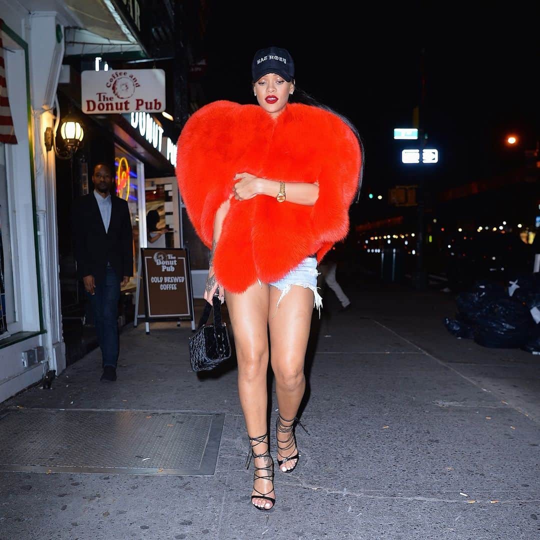 Nylon Magazineさんのインスタグラム写真 - (Nylon MagazineInstagram)「I WISH I could wear #Rihanna’s heart coat for #ValentinesDay ❤️ At the link in bio, we put together 17 outfit ideas for your Valentine’s Day plans, from a chill night in to zoom dates. ⁠ [Getty Images]」2月13日 8時01分 - nylonmag
