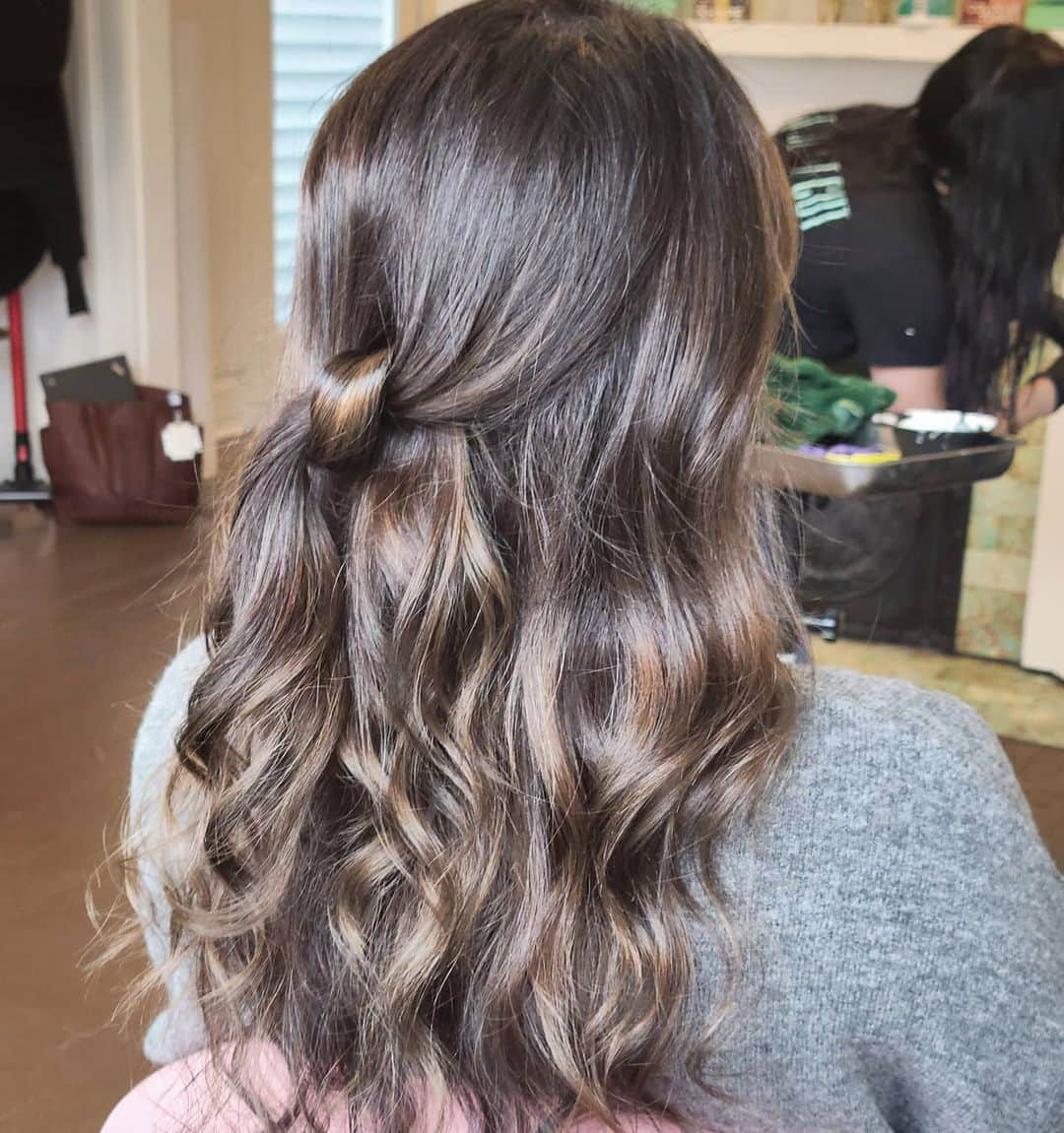 東京ビューティークリニック【公式】のインスタグラム：「🥂🍾Fridays are for hair days🍾🥂 . . Hair by @kate_tbc . #tbcbeauty #tbc502 #highlandslouisville #louisvillehair #kentuckyhairs #balayage #blended #melted #bronde #kevinmurphy #kevinmurphyhair #kentuckystylist」