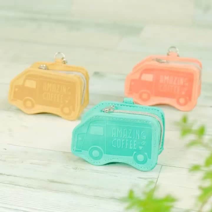 のインスタグラム：「. @amazing_coffee_official . 🚗HAPPY DAY NEW ITEM🛍 . 2月18日(木)から、大人気のアメコのエコバッグが進化して仲間入りいたします⤴︎⤴︎ . シトくんのチャームにすっぽり収まるミニサイズのエコバッグに👏 コンビニなどでちょっとしたお買い物にぴったりなサイズです🙌 . COLORは「エメラルドグリーン」「カフェラテ」「ピンク」の3種類✨ . . チャームをカバンにつけておけば、急なお買い物のときにマイバッグを忘れてしまった！ということもありません☺️ . さらに、マチが幅広になっているので、お弁当などのTAKEOUTにもぴったりです🚶‍♂️ . シトくんと一緒にお出かけしてみてはいかがでしょうか🌱 . ※当日はアクセスが集中される事が予想されますので、事前にAMAZING COFFEE ONLINE会員登録をオススメします💡 ※大変申し訳ございませんが、準備数に達し次第販売終了となりますので、どうかご了承ください。 . . 【販売開始日】 2021年2月18日(木) ※AMAZING COFFEE ONLINEは、12:00〜の販売となります。 . 【商品名】 HAPPY DAY eCO BAG . 【販売価格】 ¥2,300(税込) . 【販売店舗】 ✡️TOKYO NAKAMEGURO ✡️OSAKA SOUTH SIDE ✡️AMAZING COFFEE ONLINE . 【商品サイズ】 チャーム: 縦5cm/横8.5cm/奥行き3.5cm エコバッグ: 全長42cm/横25.5cm/マチ18cm . . #AMAZINGCOFFEE #TOKYONAKAMEGURO #OSAKASOUTHSIDE #AMAZINGCOFFEEONLINE #AMeCO #アメコ #coffee #AMeCOdeeCO #eco #エコ #エコバッグ #ecobag #マイバッグ #シトくん #AMAZINGLIFE #TAKEOUT #LDHkitchen」