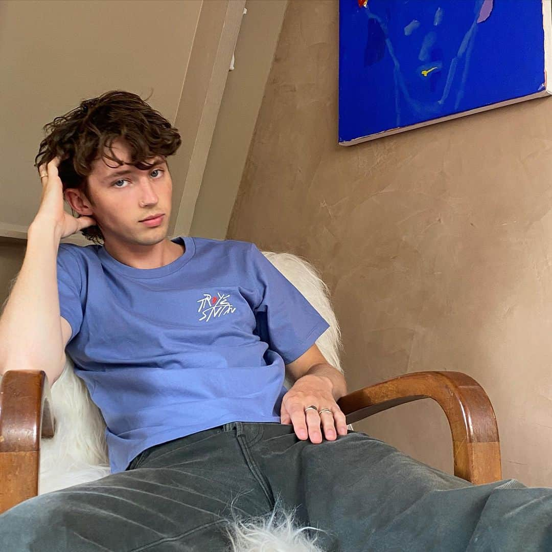 トロアイ・シヴァンさんのインスタグラム写真 - (トロアイ・シヴァンInstagram)「My babyyyy @uniqlo collab」2月13日 8時12分 - troyesivan