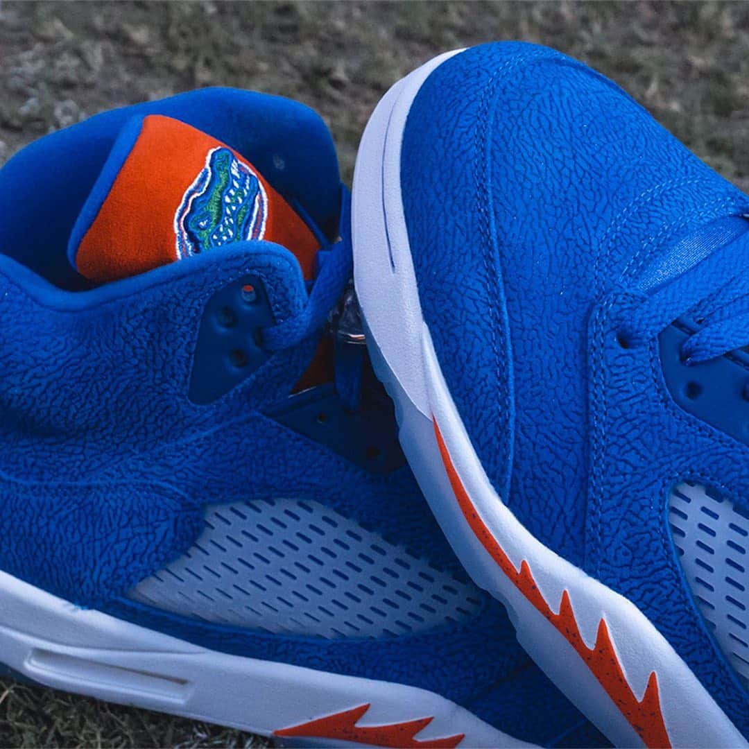 HYPEBEASTさんのインスタグラム写真 - (HYPEBEASTInstagram)「@hypebeastkicks: @jumpman23 continues to push out special player exclusives for colleges this time arriving for the @gatorsfb. As expected, the shoes are designed to translate the team colors of the Gainesville-based institution sporting school pride infused into its classic leather build which is dripped in bold blue and overlapped by a sea of tonal elephant print accompanied by orange hits along the tongue, heel, and midsole. Click the link in bio for more info.⁠⁠ Photo: Florida Gators」2月13日 8時16分 - hypebeast