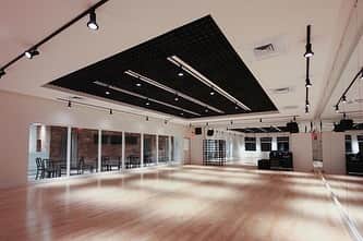 のインスタグラム：「⭕️AMAZING NEWS⭕️ . Now you can Rent space at EXPG NY ! 😍😍😍😍😍😍😍😍 . 🔴STUDIO A and STUDIO B 🔴  ➡️FULLY AIR CONDITIONED ➡️CDJ AND SOUND SYSTEMS ➡️FREE WIFI ➡️WOODEN FLOORS ➡️MIRRORS ➡️BLINDS ➡️PROFESSIONAL KEYBOARD W/ SUSTAIN PEDAL  ⭕️We are currently following the NY Forward Business Reopening Safety plan with limited capacity & social distancing⭕️  ※ Great for : Rehearslas, Audition, Video shoot, workshop etc.) For prices please send your request with details to EXPG-ny@ldhny.com . Can’t wait to see you creating ❤️❤️❤️❤️✨✨✨ . #newyork #studiorental #expgny #expgnewyork」