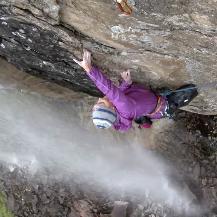 サッシャ・ディギーリアンのインスタグラム：「What better to do when faced with a perpetual rain cloud 🌧 than climb a waterfall route? Some #fbf footy from @ladzinski right before we high tailed it from Switzerland to Sardinia ☀️ — with @etteloc @edumarin1 @christianpondella @ilanared  —  #whenitrainsitpours #rainonme #climbing #womenwhoclimb」