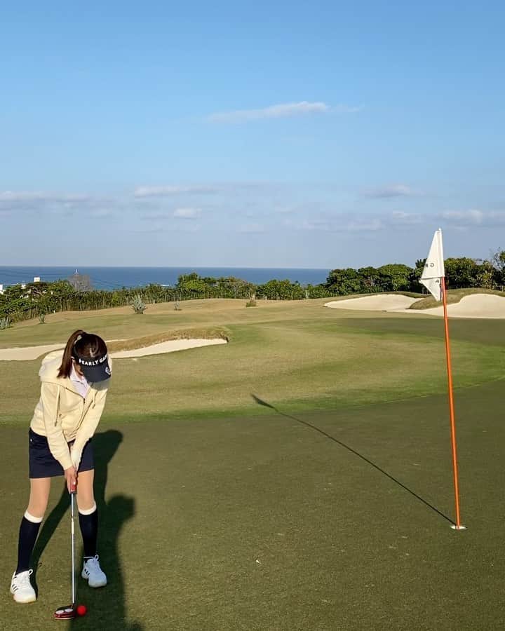 RIKAのインスタグラム：「. pgmのグリーンは難しすぎて早すぎて入らない🥺 . こういうところに来るとプロは違うなって思います🏌️‍♀️✨ . . . #ゴルフ#golf#⛳️#ゴルフ女子#ゴルフ好き#ゴルフウエア#ゴルフコーデ#ゴルフスイング#골프 #골프웨어 #골프스윙 #여행 #해외여행 #골프스타그램 #골프중독 #와인 #소주 #좋은시간#パター#全然入らない」
