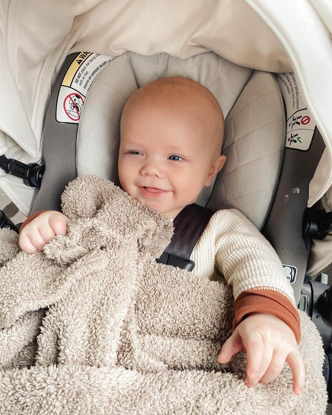 Acacia Brinleyのインスタグラム：「Crazy busy in the Kersey household but all smiles here! So much has been going on and I cannot wait to share with y’all soon❣️」