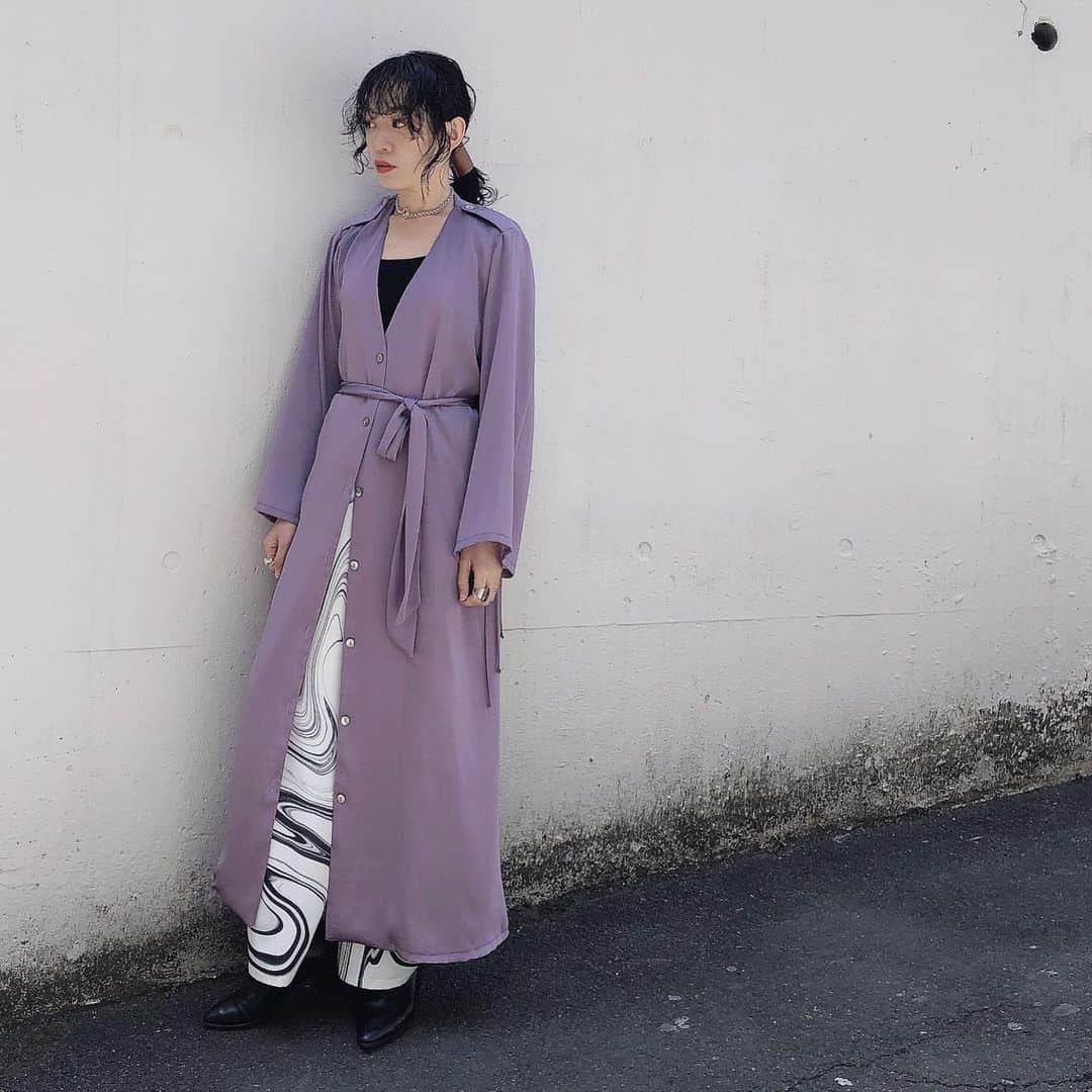 のインスタグラム：「MARTE 21SS PREORDER 皆様ご覧いただけましたか💭  明日14日までなのでゆっくり悩んでください〜(ご予約の方は10%OFFとなります。)  個人的にはChoker Coat Dress × Marble Pants の感じ凄く気に入っていて、複数セット購入予定。 (4.５枚目の合わせも好き)  そして今季も @midori_dws のマーブリングが天才。  今季はモノトーン、グリーントーン、ブラウントーンの3色で合わせやすいので柄パンLoverにも是非🦓」