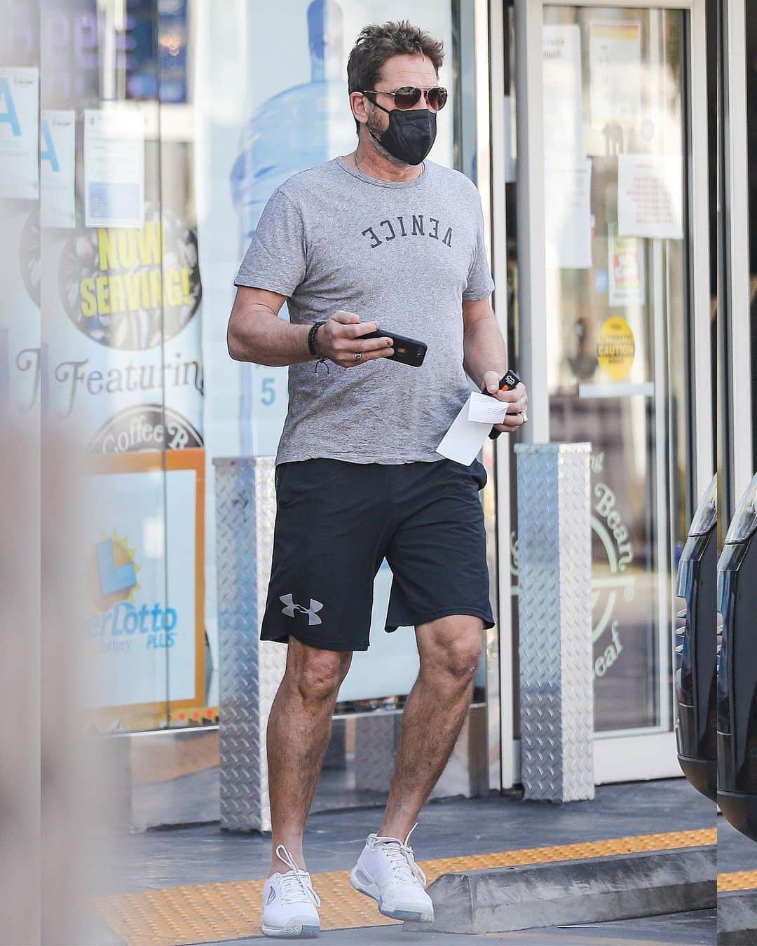 Just Jaredさんのインスタグラム写真 - (Just JaredInstagram)「Gerard Butler was spotted stopping by a gas station on Thursday during a quick errand run. More photos on our site! #GerardButler Photos: Backgrid」2月13日 8時34分 - justjared