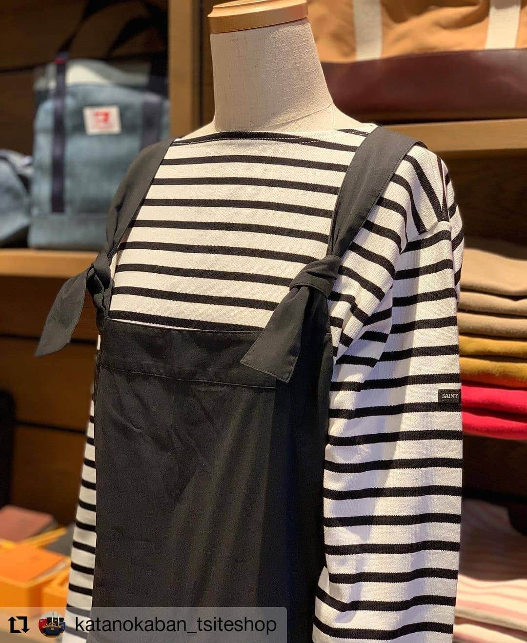 のインスタグラム：「春ボーダー  季節が変わると、またボーダーが欲しくなる トートバックやお気に入りのボトムスと合わせて…  【INFORMATION】 4F 交野カバン  #Repost @katanokaban_tsiteshop • • • • • • 枚方 T-Site 蔦屋書店  . . 昨日ご紹介したオーバーオール トルソーに着せてみるとこんな感じです！ 紐は結んで調節します リボンみたいで可愛いですよね♡ . ボーダーと合わせるとフレンチな雰囲気に。 カジュアルだけど可愛さもあり、年齢問わず着ていただけます。 . ブラウスや薄手のニットなどと合わせるのもおすすめのコーディネートです♪ . こちらのオーバーオール大好評いただき、残りわずかとなっております。 ぜひご試着しにいらしてくださいね！ お待ちしております。 . . 【LE GLAZIK】 OverAll  Color : Carbon Black Size : 36 . 【SAINT JAMES】 OUESSANT  Color : Neige/Noir . 【SEASAW】 Classic Canvas Tote M-size Color : Kinari x Black . . #leglazik#overall#black#saintjames#ouessant#seasaw#totebag#handmade#madeinjapn#ootd #ルグラジック#オーバーオール#セントジェームス#ウェッソン#フレンチスタイル#カジュアル#帆布#トートバッグ#ハンドメイド#日本製 #katanokaban#交野カバン#枚方tsite#大阪#japan」