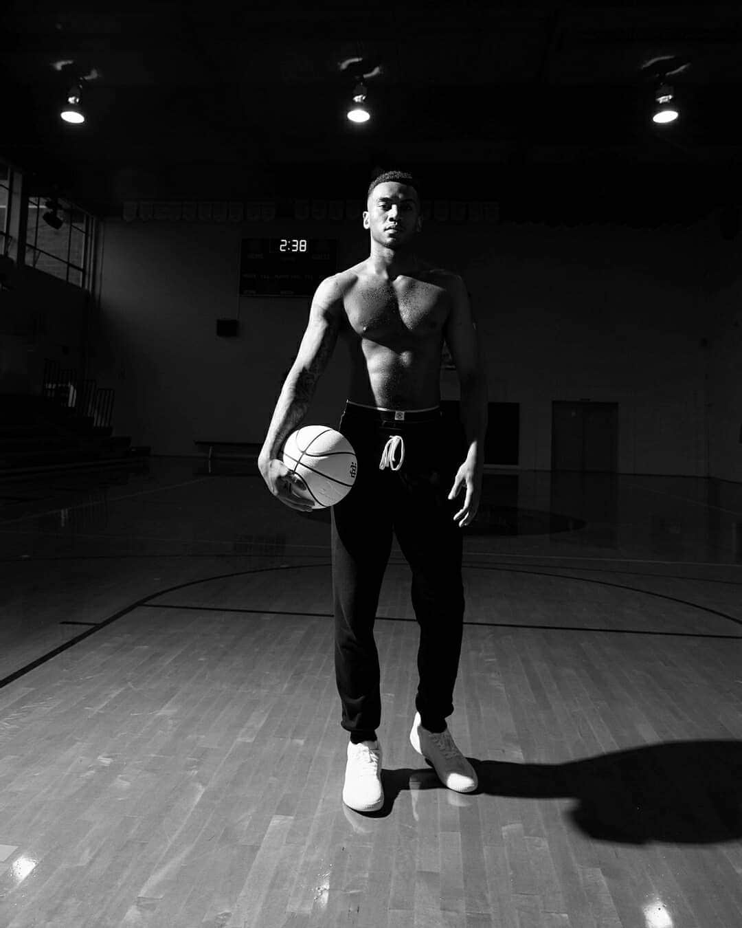 のインスタグラム：「Our most popular sweatpant is fully restocked in Black, Navy, and Heather Grey. ​ ​Made for sport and leisure, the Slim Sweatpant is handcrafted from soft structured French terry with classic flatlocked seams, premium rib, and an athletic tapered fit.」