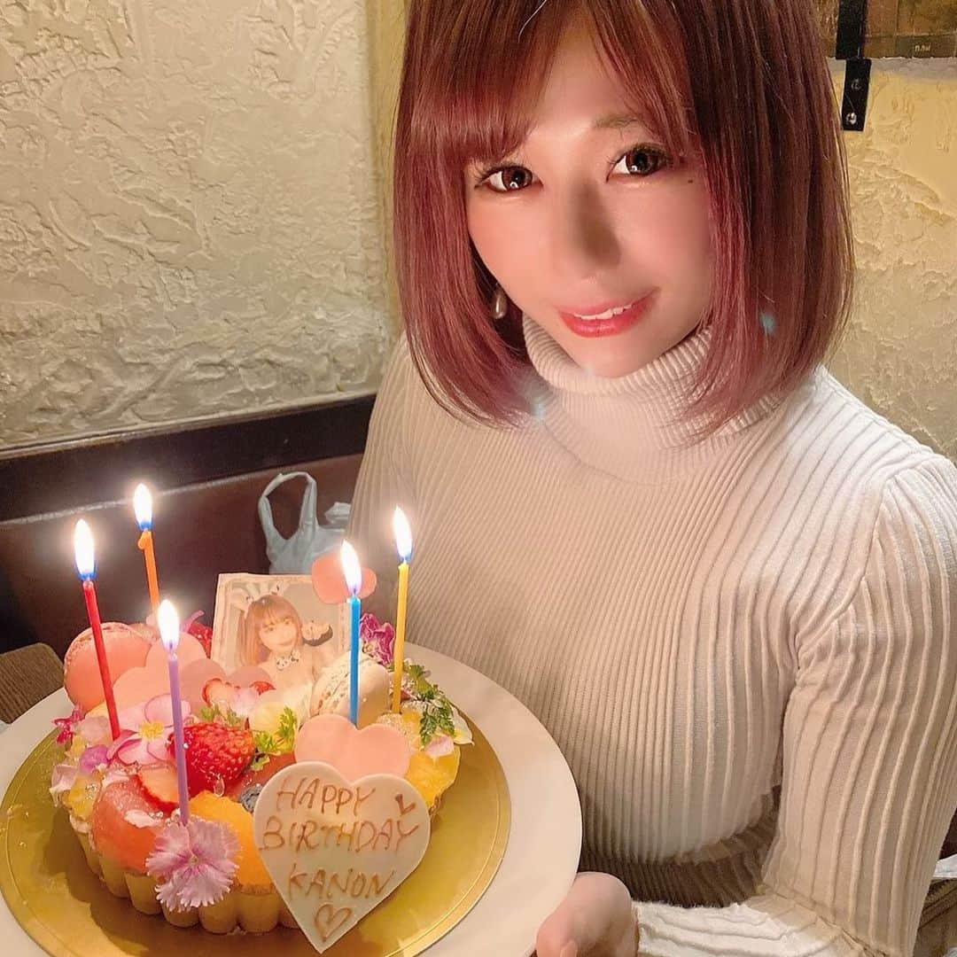 森カノンさんのインスタグラム写真 - (森カノンInstagram)「🎂 人のカメラで撮ると顔が違う現象(2枚目) にゃんえり達からのお祝い🎉 ケーキ可愛過ぎてキュン💓」2月13日 8時35分 - mkanon211