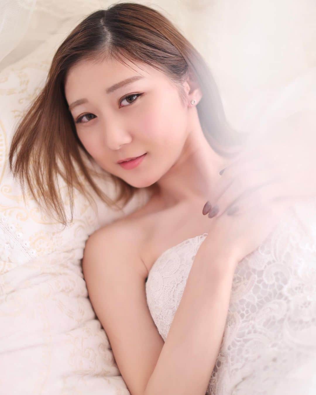 舘林佳史のインスタグラム：「【モデル情報】﻿  18才なのに大人っぽくて魅力的な ゆづきちゃん @y_zuki022  ポートレートモデルデビュー  フォロー❣️応援よろしくお願いします🤲  静岡在住ゆづきちゃんを撮影したい方は是非AilinQで個撮依頼よろしくお願いします✨ @ailinq_studio   是非ご依頼お待ちしています🥰❣️﻿   *☼*―――――*☼*―――――*☼*―――  【登録モデル情報】 ⚫︎モデル名:ゆづき ⚫︎生年月日:2002.02.22 ⚫︎身長:160 ⚫︎服のサイズ:M ⚫︎靴のサイズ:24~24.5 ⚫︎主な撮影可能地域 :  静岡県 全域 地域外 可・地域外の場合(時間帯 交通費等要相談) ⚫︎趣味:音楽を聞くこと ⚫︎カメラマンへメッセージ:経験少ないですが、よろしくお願いします😊 ⚫︎実績: ポートレートモデル　ブライダルモデル ⚫︎水着撮影: 相談 ⚫︎撮影可能な曜日:不定期   *☼*―――――*☼*―――――*☼*―――  ﻿ ◆撮影料金﻿ 個撮:1時間5000円﻿ 基本3時間より受付中！﻿ ⚫︎15000円(休憩時間移動込み)﻿ オプション﻿ ⚫︎水着:5000円 ⚫︎2名以上参加 1人につきプラス10000円  ーーーーーーーーーーーーーーーーーー﻿ こんな悩みをお持ちのカメラマンに﻿ おススメです✨﻿ ーーーーーーーーーーーーーーーーーー﻿ ✅ポートレート撮影をやってみたいけどモデルモデルが見つからない。﻿ ✅モデルと一対一でポートレート撮影したい。﻿ ✅撮影会だと撮りたい構図の写真が撮れない。﻿ ✅モデル2人でツイン撮影したい。﻿ ✅友達のカメラマンと一緒にモデルを撮りたい。﻿ ✅モデルとメイクさんを呼んで作品作りをしたい。﻿ ✅スタジオで個撮したい。﻿ ✅海や山で撮影したい。﻿ ✅水着撮影したい。﻿ ✅仕事帰りに撮影したい。﻿ ✅夜景やネオンで撮りたい。﻿ ✅フォトコンにチャレンジしたい。﻿ ✅美容院スタイリストの作品作りコンテストモデル探しや撮影をしたい。カメラマンも探している。﻿ ✅プロのフォトグラファーを 目指している。﻿ ✅プロのカメラマンと同行してもらって勉強したい。﻿ ✅自分の都合の良い日や時間に合わせて撮影がしたい。﻿ ーーーーーーーーーーーーーーーーーー﻿  個人撮影の依頼お問い合わせは以下の内容を記入しLINE  ID510661(舘林)﻿ かDM下さい📩﻿ ーーーーーーーーーーーーーーーーーー﻿ 件名《個撮モデル依頼》﻿ ⚫︎氏名:﻿ ⚫︎年齢:﻿ ⚫︎お住まい:﻿ ⚫︎連絡先:﻿ ⚫︎LINE ID:﻿ ⚫︎インスタID:﻿ ⚫︎カメラ歴: 年﻿ ⚫︎希望モデル名:﻿ ⚫︎希望日:﻿ ⚫︎希望時間:﻿ ⚫︎希望集合場所:  駅や施設名﻿ ⚫︎希望撮影地: 湘南  鎌倉 横浜 ○○公園 等﻿ ⚫︎移動手段: 徒歩  車﻿ ⚫︎希望衣装: ドレス・ロングスカート・ミニスカート・ワンピース・普段着・カジュアル・ショーパン・お任せ・着物・水着その他﻿ ⚫︎衣装(モデルさんに持って来て欲しい・自分で用意したい)﻿ ﻿ ーーーーーーーーーーーーーーーーーー﻿ #ドレス撮影 #ウエディングドレス #ウエディングモデル #個撮﻿ #個撮モデル﻿ #ポートレートモデル﻿ #モデル﻿ #ポトレモデル﻿ #撮影会﻿ #撮影会モデル﻿ #撮影会イベント ﻿ #写真集﻿ #モデルデビュー﻿ #モデル募集﻿ #かわいい女の子 ﻿ #撮影依頼﻿ #被写体モデル ﻿ #カメラが好き ﻿ #インスタ映え﻿ #ストロビスト﻿ #シューティング﻿ #撮影依頼募集中﻿ #ポートレート撮影﻿ #ポートレートモデル募集 ﻿ #ファインダー越しの私の世界﻿ #ドラマティックストーリーフォト﻿ #AilinQ」