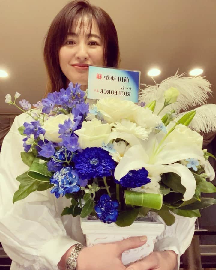 前田ゆかのインスタグラム：「昨日は、 ステキなお花もいただきました✨  皆さま、ありがとうございました❤︎  #riceforce  #ライスフォース #保湿ケア #スキンケア #skincare」