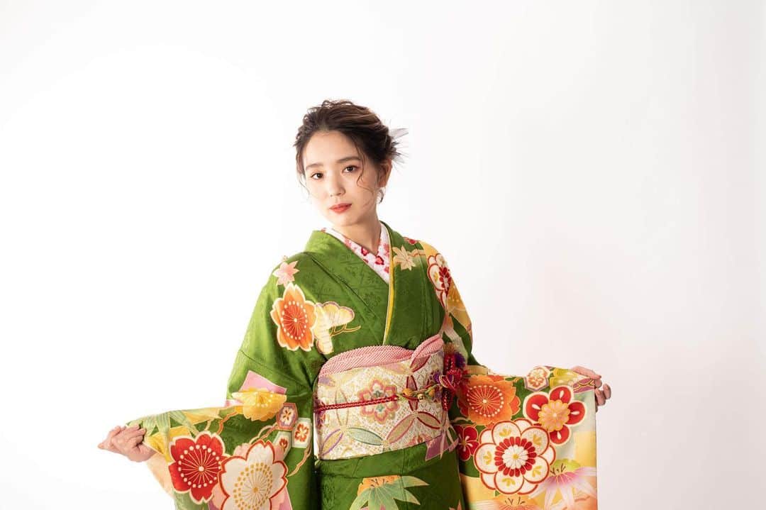 LE-PLA BEAUのインスタグラム：「*  本日から振袖展示会 STARTです！  2/13㈯～3/14(日)まで ⚠️要予約です！  卒業袴の展示会もSTARTしています◎ 10/1～2/21 こちらも要予約制❁  ヘアメイクの相談もできます◎！ LINEにて事前カウンセリングがあるので安心！！ * * 振袖と小物一式のトータルコーディネートから お母様の振袖を使ったママ振コーディネートも 通常通り、承れます◎  ※また感染予防対策として、展示会は1組ずつのご案内を徹底しています。 スタッフ、お客様のマスクの着用 手指消毒を必ず行っております。 定期的な換気など、対策をしております。 * *  @photostudio_minmi  #豊橋着物 #衣装レンタル #振袖 #成人式 #成人式振袖 #成人式着物」
