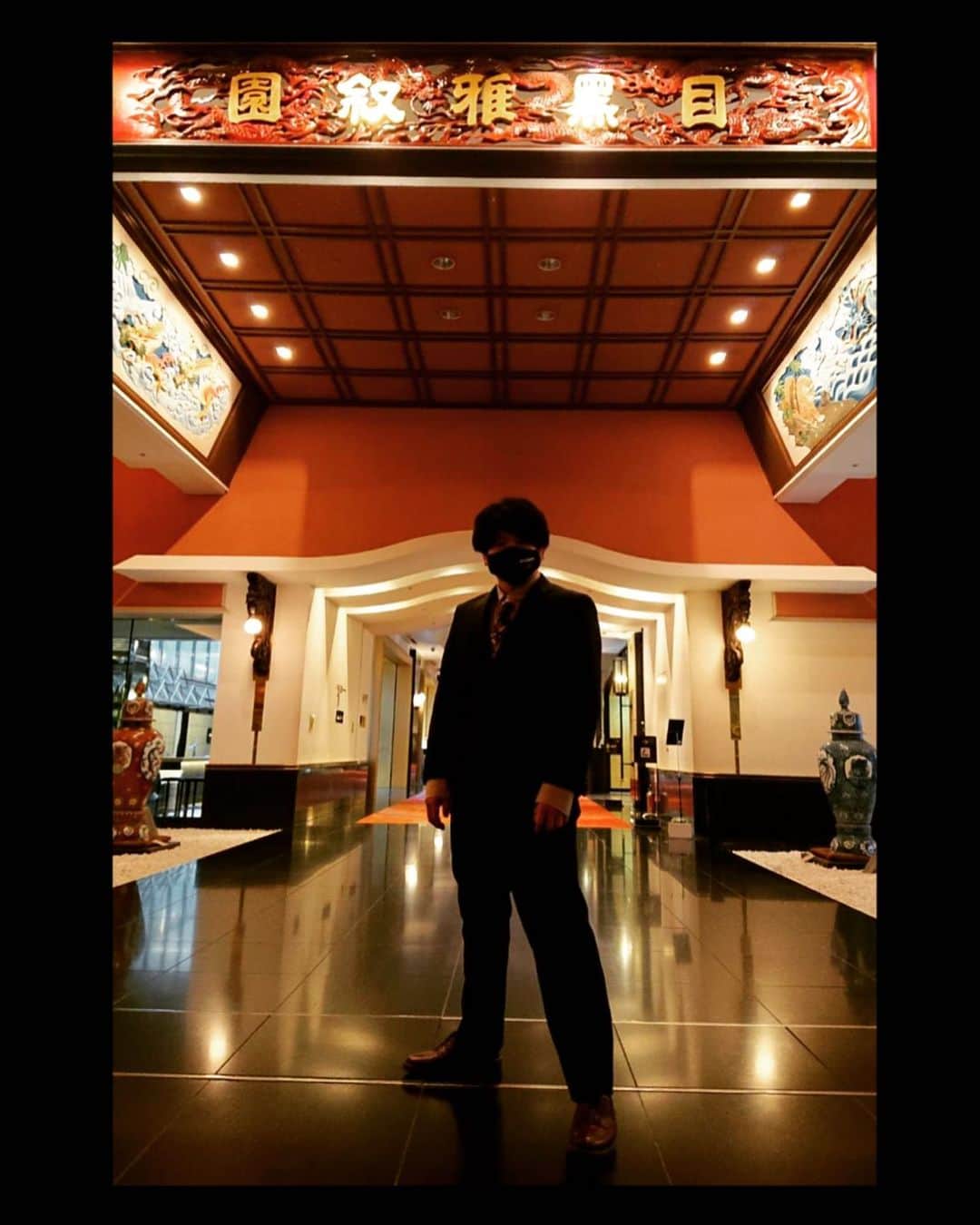 田丸匠のインスタグラム：「会見会場の雅叙園の内装が芸術的な造りで最高でした〜 ここを通過したらラスボスがいるって雰囲気でした（伝われ  #田丸匠  #記者会見 #RIZIN #rizin27 #rizinガール  #修斗　#雅叙園　#目黒　#東京　#tokyo #古着 #結婚式」