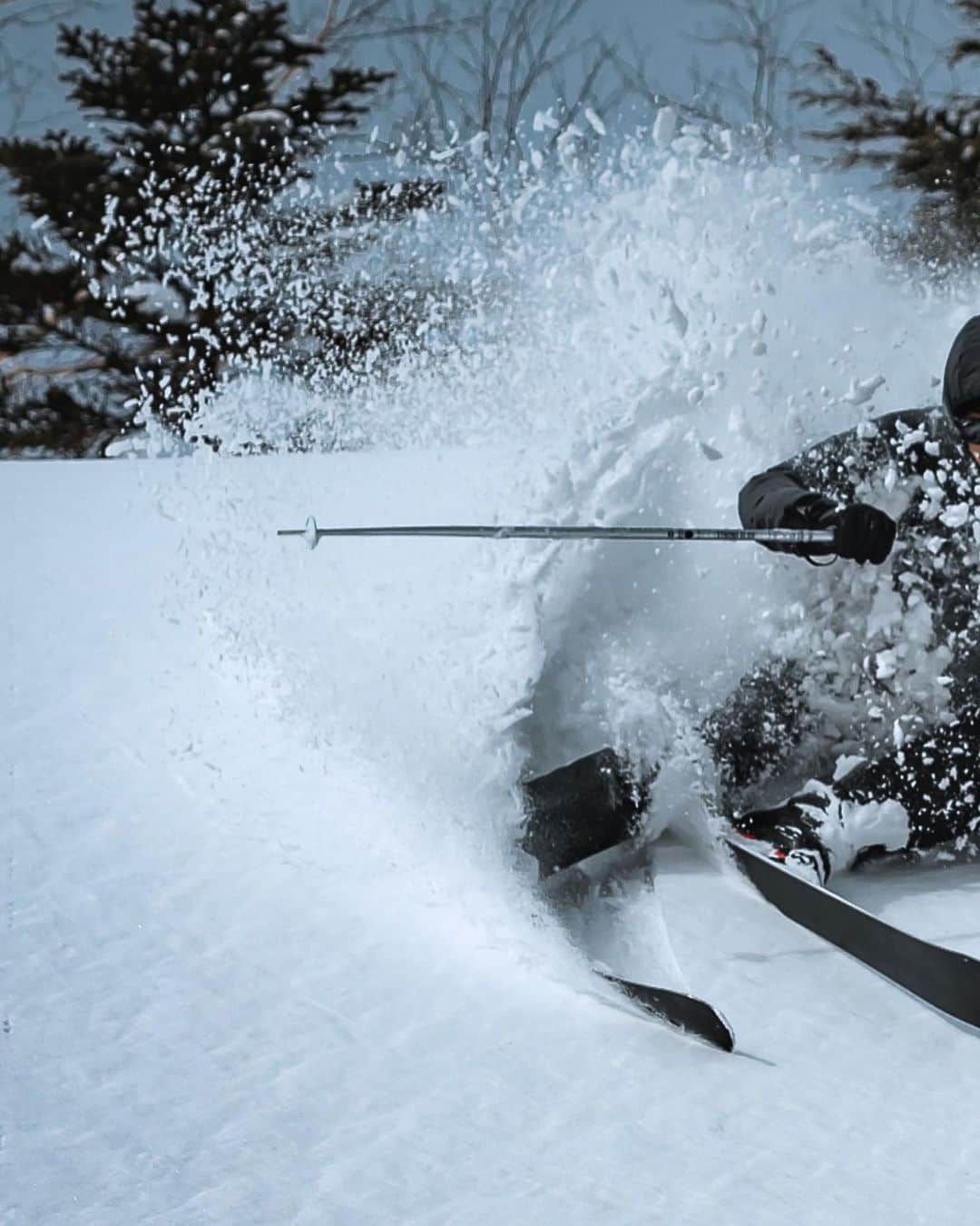 田村幸士さんのインスタグラム写真 - (田村幸士Instagram)「. 群馬県嬬恋村とのお仕事で万座温泉スキー場！ 映画「私をスキーに連れてって」の関連グッズを展示してお客様にお話しました。 . あまりにも天候が良かったので仕事の合間にひと滑り。 僕はスキーの準備を全くしていたなかったので、一式を借りて展示したSALLOTのスキーを使用。 . 今シーズンのベストコンディション！圧雪も新雪も充分満喫。 雪も温泉も高いレベルで満喫できる万座温泉でした。 . . . . @sallot_ski  @manza_s_official  @manzaprincehotel_official  . powered by @salomon_japan  @peakperformancejapan  @douchebagsjapan  @dbjourney  @haglofsjapan  @anonopticsjapan  @msrgear_japan  @mot.outdoor.freak  @coreposition  @sonyalpha   photo by @genki_murasato  —— ✂︎ —————— #peakperformance #salomonfreeski #dbjourney #dbtravel #backcountryskiing #powdersnow #japow #haglöfs #snowlife #skiingplanet #sonya7c #嬬恋村 #嬬恋 #万座温泉 #万座温泉スキー場 #万座温泉プリンスホテル #私をスキーに連れてって #サロット #SALLOT #私スキ #スキー #志賀高原 #バックカントリー #バックカントリースキー #パウダースノー #群馬県 #温泉旅行 #雪国 #スキー部 #雪景色」2月13日 8時45分 - kojimg