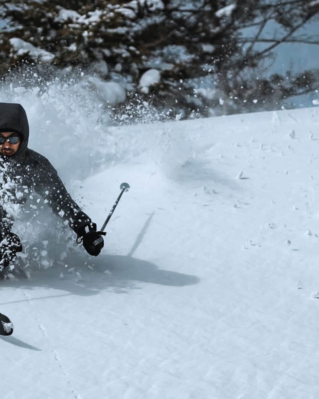 田村幸士さんのインスタグラム写真 - (田村幸士Instagram)「. 群馬県嬬恋村とのお仕事で万座温泉スキー場！ 映画「私をスキーに連れてって」の関連グッズを展示してお客様にお話しました。 . あまりにも天候が良かったので仕事の合間にひと滑り。 僕はスキーの準備を全くしていたなかったので、一式を借りて展示したSALLOTのスキーを使用。 . 今シーズンのベストコンディション！圧雪も新雪も充分満喫。 雪も温泉も高いレベルで満喫できる万座温泉でした。 . . . . @sallot_ski  @manza_s_official  @manzaprincehotel_official  . powered by @salomon_japan  @peakperformancejapan  @douchebagsjapan  @dbjourney  @haglofsjapan  @anonopticsjapan  @msrgear_japan  @mot.outdoor.freak  @coreposition  @sonyalpha   photo by @genki_murasato  —— ✂︎ —————— #peakperformance #salomonfreeski #dbjourney #dbtravel #backcountryskiing #powdersnow #japow #haglöfs #snowlife #skiingplanet #sonya7c #嬬恋村 #嬬恋 #万座温泉 #万座温泉スキー場 #万座温泉プリンスホテル #私をスキーに連れてって #サロット #SALLOT #私スキ #スキー #志賀高原 #バックカントリー #バックカントリースキー #パウダースノー #群馬県 #温泉旅行 #雪国 #スキー部 #雪景色」2月13日 8時45分 - kojimg