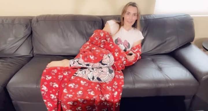 ターニャ・テイトのインスタグラム：「Do you ever just want to curl up on the sofa and watch tv 📺⁠ ⁠ ⁠」