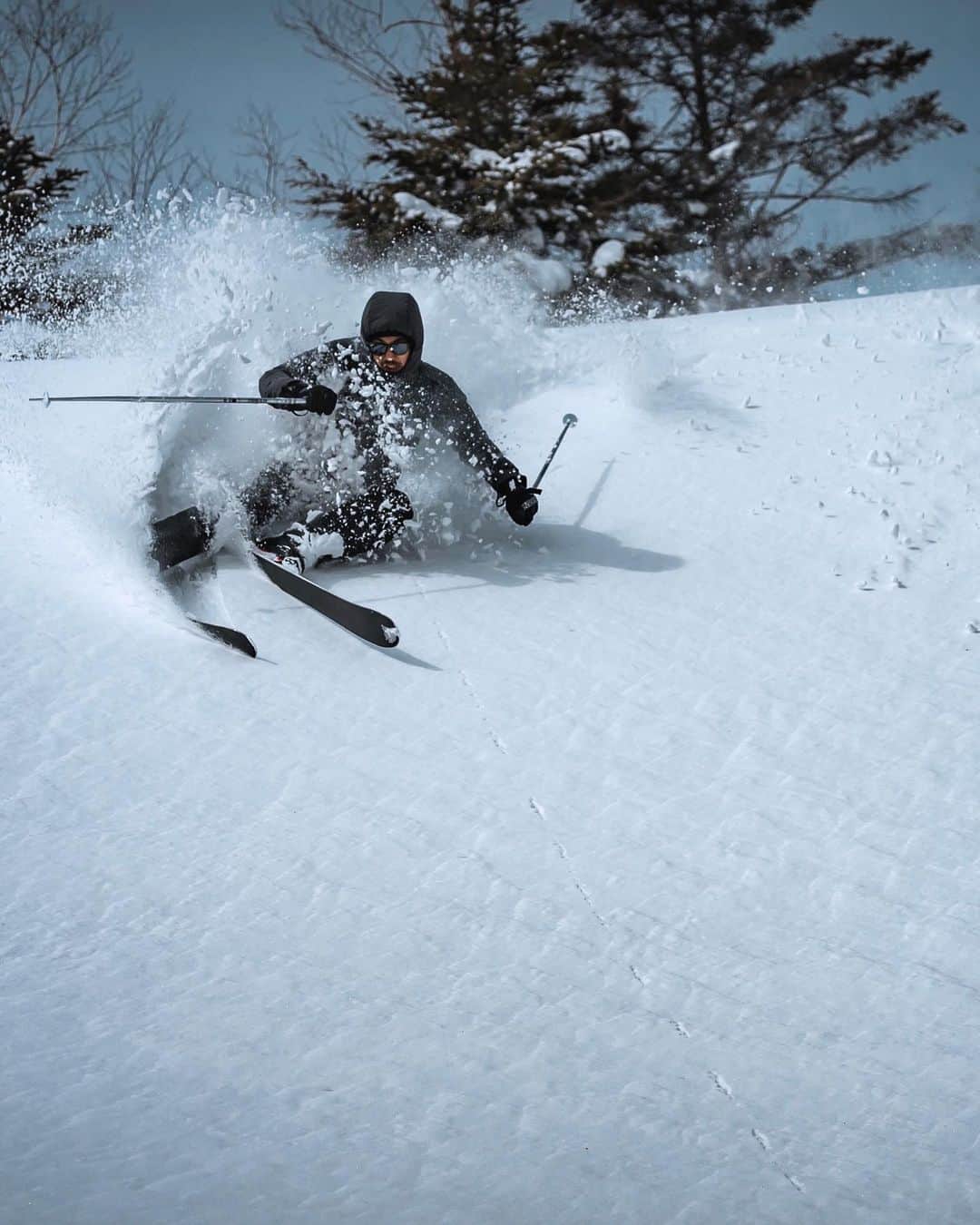 田村幸士のインスタグラム：「. 群馬県嬬恋村とのお仕事で万座温泉スキー場！ 映画「私をスキーに連れてって」の関連グッズを展示してお客様にお話しました。 . あまりにも天候が良かったので仕事の合間にひと滑り。 僕はスキーの準備を全くしていたなかったので、一式を借りて展示したSALLOTのスキーを使用。 . 今シーズンのベストコンディション！圧雪も新雪も充分満喫。 雪も温泉も高いレベルで満喫できる万座温泉でした。 . . . . @sallot_ski  @manza_s_official  @manzaprincehotel_official  . powered by @salomon_japan  @peakperformancejapan  @douchebagsjapan  @dbjourney  @haglofsjapan  @anonopticsjapan  @msrgear_japan  @mot.outdoor.freak  @coreposition  @sonyalpha   photo by @genki_murasato  —— ✂︎ —————— #peakperformance #salomonfreeski #dbjourney #dbtravel #backcountryskiing #powdersnow #japow #haglöfs #snowlife #skiingplanet #sonya7c #嬬恋村 #嬬恋 #万座温泉 #万座温泉スキー場 #万座温泉プリンスホテル #私をスキーに連れてって #サロット #SALLOT #私スキ #スキー #志賀高原 #バックカントリー #バックカントリースキー #パウダースノー #群馬県 #温泉旅行 #雪国 #スキー部 #雪景色」