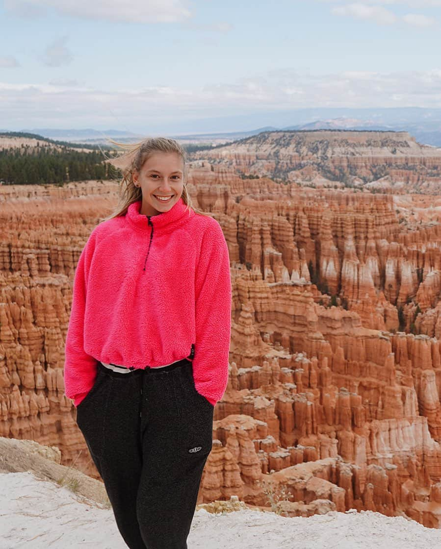 ポリーナ・エドモンズさんのインスタグラム写真 - (ポリーナ・エドモンズInstagram)「missing road tripping. bryce canyon is definitely one place I want to return and explore further 😌  ____ #travelgirl #roadtrip #brycecanyon #nationalpark #crazynature #breatheyourbiome」2月13日 8時45分 - polinaedmunds