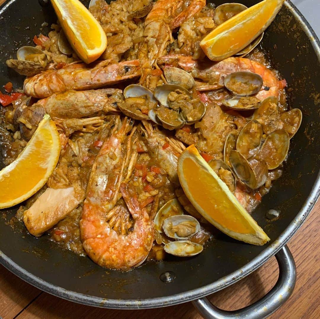 のインスタグラム：「#paella  #tortilla  #arozconleche  #españa  旅行に行けないから、久しぶりに旅行気分を味わいました🇪🇸❤️旦那さんのパエリア。 進化し続けてます。↑🙏🏻レモンではなく、オレンジなところが本場っぽくて好き🍊」