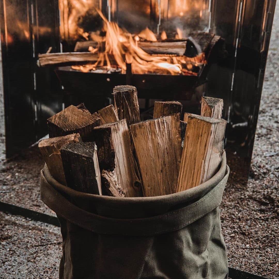 ロスコさんのインスタグラム写真 - (ロスコInstagram)「There's just something about a campfire...Shoutout to our Canvas Water Bucket doubling as a firewood caddy ✅ #9006 #RothcoRegram @youngcamp1994」2月13日 8時52分 - rothco_brand