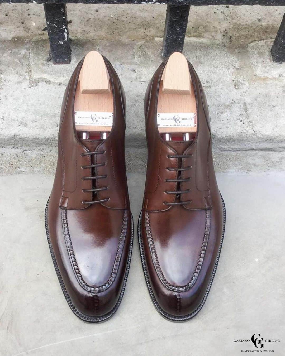 ガジアーノ&ガーリングのインスタグラム：「The Isham, seen here Made to Order, in Vintage Oak on the GG06 last. . . . . . . . . .   #menstyle #classicshoes #elegantshoes #handwelted #handmadeshoes #classicfootwear #stylish #shoemaker #mensfootwear #bespokemakers #fashion #brspokemakers #bespokeshoes #mensfashion #madeinengalnd  #mensshoes #menswear #shoesoftheday #shoestagram #shoestyle #shoes」
