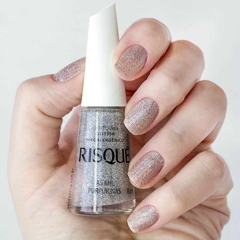 Risqueのインスタグラム：「As Mil Purpurinas nas suas unhas! 💅 Esse esmalte efeito glitter é um must-have de qualquer apaixonada por brilho e nail arts! Ele deixa as unhas ainda mais lindas com suas partículas holográficas. Perfeito pra quem nasceu pra brilhar! ✨ ⠀ 📸 @unhabonita @daniele_honorato ⠀ #TáNasNossasMãos #EsmaltesRisqué #RisquéOficial #RisquéRegular」