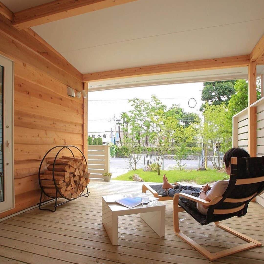 ネキストホームのインスタグラム：「屋根のあるバルコニーから見る景色。 その他の施工事例は　@nexthausdesign1947 からホームページへ行ってチェックしてください😆✨・ - - - - - - - - - - - - - - - - - - - - - ・ 時を超えた、 新しいスタンダード。 #NEXTHAUSDESIGN ・ - - - - - - - - - - - - - - - - - - - - - - - - - - - - more photos → @nexthausdesign1947 - - - - - - - - - - - - - - - - - - - - - - - - - - - - ・ #ネクストハウスデザイン は心地よい#木の家 をお客様と一緒につくる#木造 の#注文住宅 を中心とした、創業1947年に創業した#宇都宮市 の#工務店 です。 ・ 大手ハウスメーカー 等が推奨する、30年ごとに建て替える家ではなく、#無垢材 やモイス などの#自然素材 を使い、そのご家族の#暮らし 方に合わせた#心地よい暮らし をご提案しています。 ・ そんな#家づくり を実際に体感できる#モデルハウス がありますので、ぜひご見学ください。 ・ あなたの理想の#マイホーム の答えが私たちの#家づくり にあります。 ・ #新築 用の#土地探し から#住宅ローン 等の資金計画まで、DMやメール、お電話等でいつでもご相談ください。 ・ #マイホーム計画 中の方は、HPより資料請求して頂ければ、コンセプトブック等をお届けいたします。 ・ ↓のプロフィール欄からHPに移動できます。 ・ - - - - - - - - - - - - - - - - - - - - - @nexthausdesign1947 - - - - - - - - - - - - - - - - - - - - - ・ ・ 施工対応エリア ・ #栃木県 全域 #宇都宮市 #さくら市 #真岡市 #下野市 #日光市 など ・ 車で1時間以内の範囲を主に施工エリアとしていますが、それ以外の地域の方もお気軽にご相談ください。 - - - - - - - - - - - - - - - - - - - - - このインスタの管理人は世界を変える住宅屋 @mizonobe です。 家づくりに関することも、そうで無いことも ご相談お待ちしてます！」