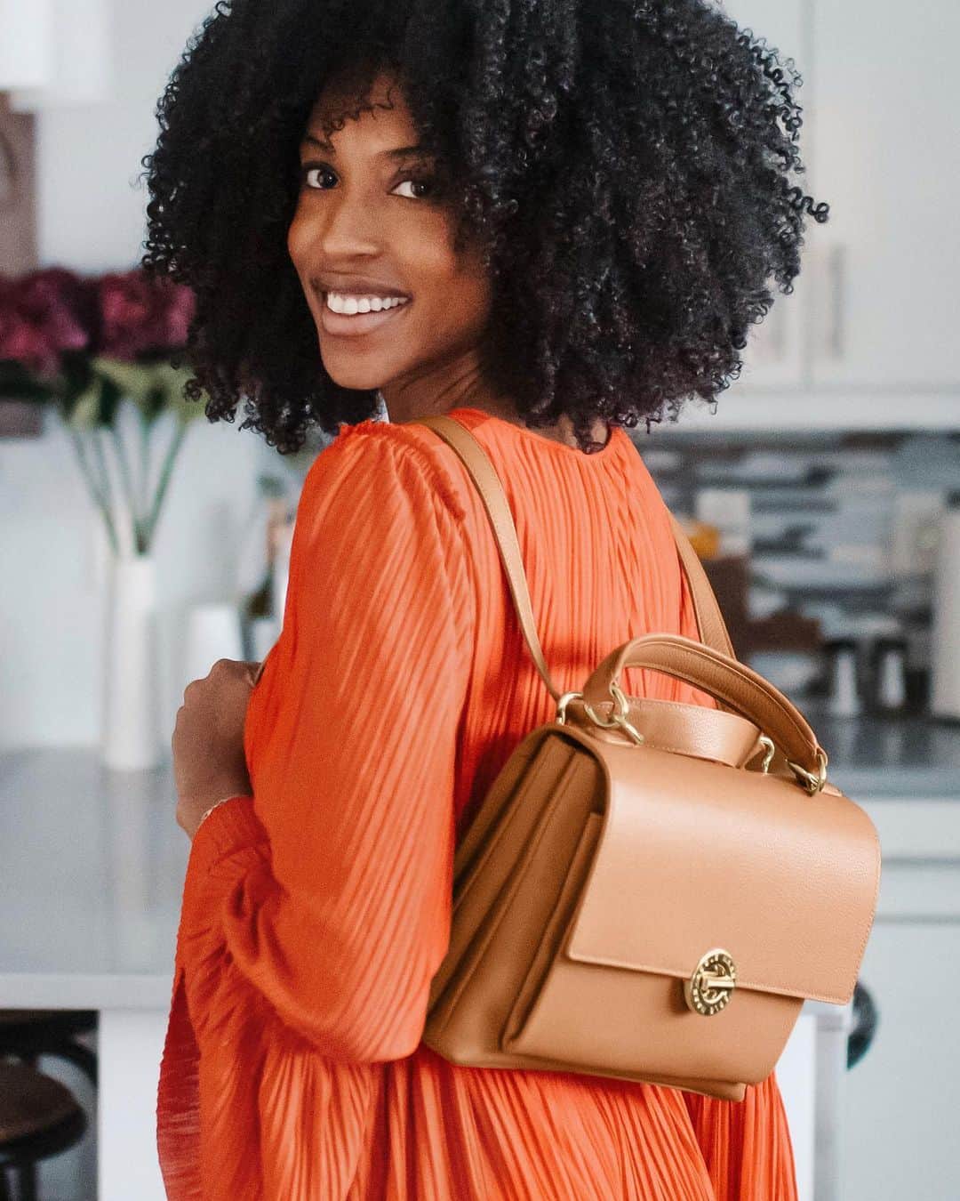 Cole Haanのインスタグラム：「A multihyphenate like writer and podcaster @aishabeau needs versatility, and our new Grand Ambition 4-in-1 Crossbody has it, with several wearing options and lots of space.」