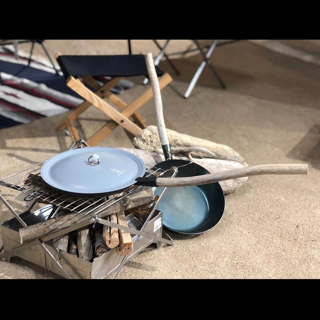 SUNDAY MOUNTAINさんのインスタグラム写真 - (SUNDAY MOUNTAINInstagram)「【フタ付きになって調理の幅が広がりました❗️】たき火フライパンは、ハンドルを現地調達することを前提としたハンドルの無いフライパンです。 ハンドルを付けないことで、携行時にコンパクトに収納できます。 フライパン本体は鉄製ですが、約1.2mmの薄手の鉄板で成型することで比較的軽く、また、アルミ製のフタもスタッキング収納しやすいので、携帯性も抜群な、本格的なキャンプ用フライパンです。 * フライパン全体にアノダイズドコーティングが施されています。ご購入軽く洗っていただいた後、すぐに使用可能です。 また、コーティングが施されたことで従来品よりも錆に強くなっています。 * * ■ブランド名：ブッシュクラフト.jp ■商品名：たき火フライパン 2.0 ■サイズ： ［本体］直径/約230mm、深さ/約20mm、取っ手差し込み径/約22mm ［フタ］直径/約248mm、高さ/約20mm ■素材： ［本体］鉄（アノダイズドコーティング） ［フタ］アルミニウム（耐熱塗装） ■重量： ［本体］約500g ［フタ］約255g ■付属品：リネン製収納ケース、鉄製馬蹄釘×2 ■生産国：中国 ■税抜価格：5,200円 ※フタ単品の販売もございます。 *  *  詳しくはこちらのダイレクトメールにてお問い合わせください！ →→→ @thegate.camp * * SUNDAY MOUNTAIN ■THE GATE by SUNDAY MOUNTAIN 福井県福井市定正町1216 TEL 0776-97-8848 * 営業時間：11:00~19:00(水曜定休） ＝＝＝＝ * #THEGATEbySUNDAYMOUNTAIN #THEGATE_CAMP  #sundaymountain #サンデーマウンテン #アウトドア #アウトドアショップ #アウトドアファッション #キャンプ #キャンプギア #ハイキング #福井  #paypay #ブッシュクラフト #たき火フライパン #現地調達」2月13日 9時04分 - sundaymountain