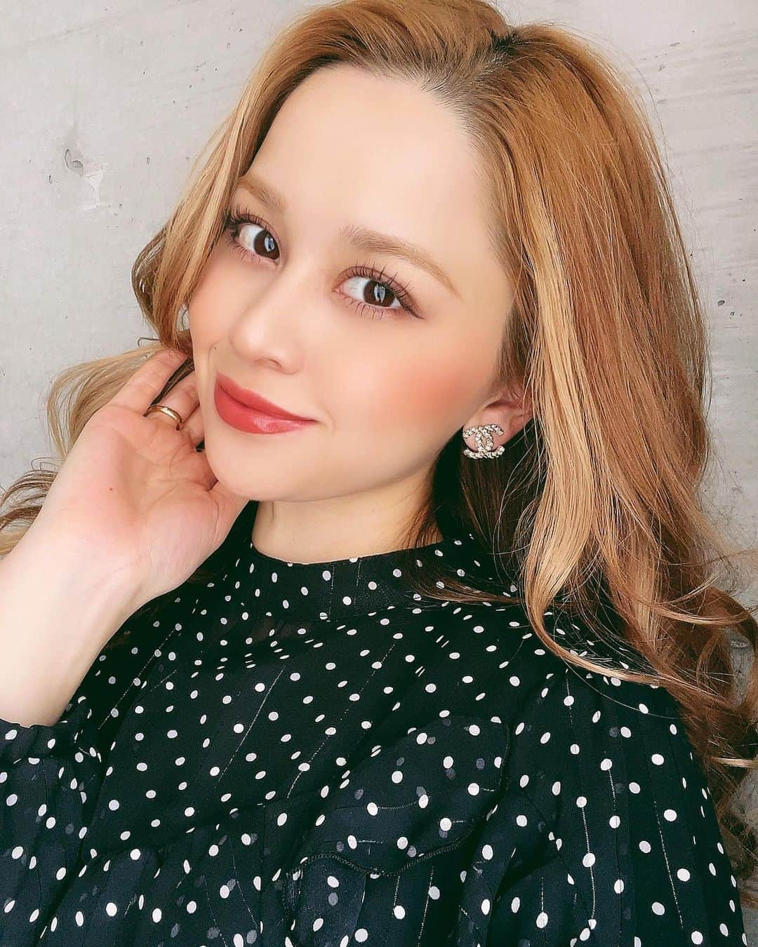 木下有希子のインスタグラム：「.  𝙊𝙝𝙖𝙮𝙤~♥️  可愛いものや自分の好きなものを 身につけると不思議と自信に繋がって その日がもっと楽しくなるよね🥺✨  りかちゃんとお揃いのCHANELの ピアスやっぱり可愛い🥰  皆さん素敵な休日を☺️  #chanel #code #make #beauty  #girlmom #momlife #happysaturday #シャネルピアス#ブラウス#ハイライトカラー  #メイク#ファッションコーデ#きれいめコーデ」