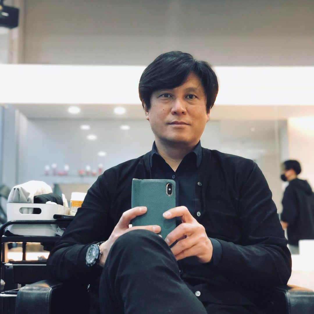 望月衛介のインスタグラム：「これから髪切ります。  #portrait #haircut #美容室 #自撮り」