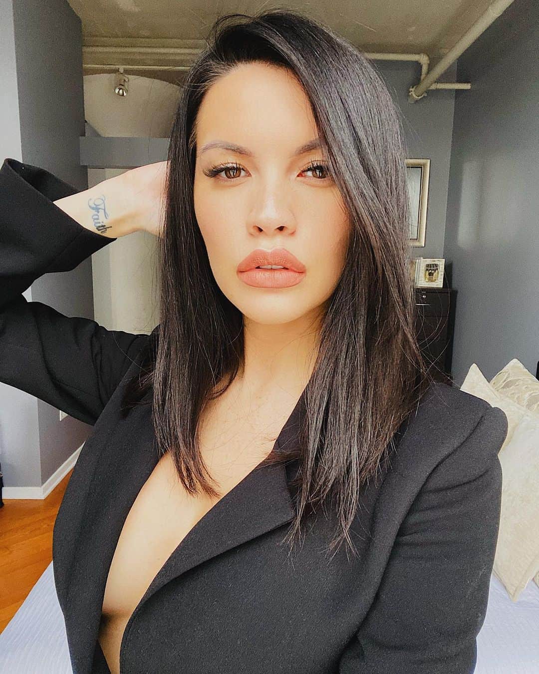 Tawny Jordanのインスタグラム：「New Year New Hair 🖤 Found my go to salon in #Chicago @arsovasalon 💇🏻‍♀️ Thank you @anitaarsova for giving me this new chic look 🖤  #Hairstyle #HairCut #LOB #LongBob #ArsovaSalon」