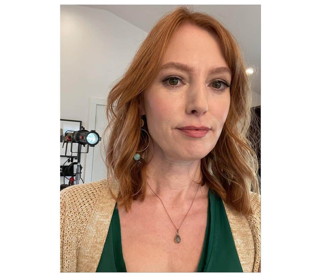 アリシア・ウィットさんのインスタグラム写真 - (アリシア・ウィットInstagram)「today was a big day. we filmed the first presentational video for my new book, #SmallChanges! it all feels real now 🥰 thank you @icanmakeyoublush for glamming me up, and @jaradclement @illumiere for coming over and filming it so beautifully - and @harperhorizon for putting my book out on OCTOBER 5 which is really not that far away...! i’m also especially proud to be wearing @able on this special occasion - they are nashville-based, beautiful and very affordable, and an extremely ethical and sustainable brand. 96% female staff - many of whom are recovering from great hardships. check them out - i especially love their 100% organic cotton sweaters ❤️」2月13日 9時14分 - aliciawitty