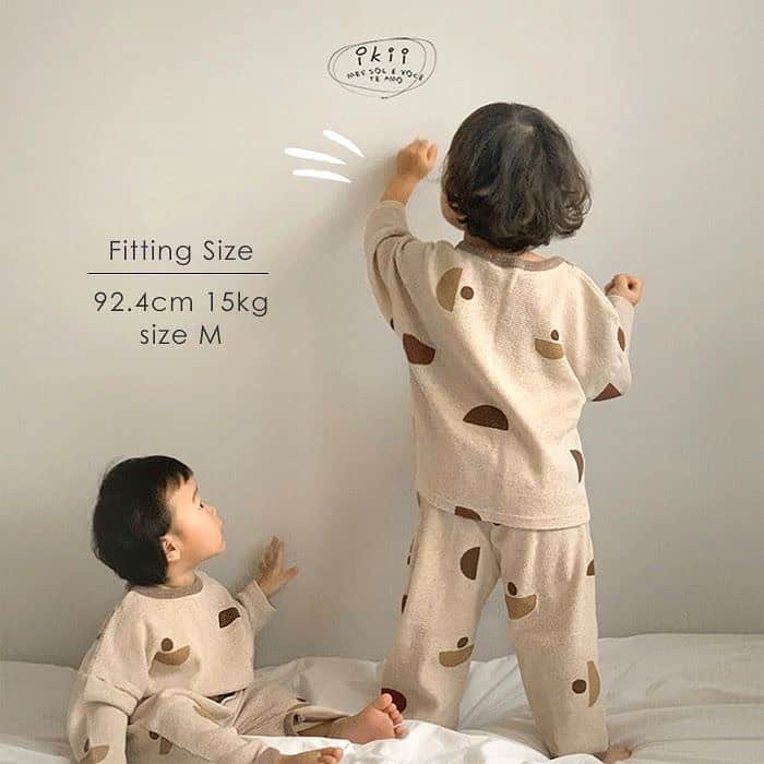 こども達をラブリーにさせる韓国子供服ですー☀さんのインスタグラム写真 - (こども達をラブリーにさせる韓国子供服ですー☀Instagram)「. ☑ロロワッフル上下セット #ikii21spring . . . 大人気のikiiのss新作 . 個性的なデザインが目をひく 春秋向けのワッフル素材の上下セット。 . ゆるだぼ好きにはたまらない ビッグシルエットのドロップショルダーが とってもおしゃれ。 . ベビー用のロンパースもございますので、 ご兄弟でリンクコーデにも♪  .  . . ..  ~~~~~~~~~~~~~~~~~~~~~~~ 税込み価格:￥３４００ size:８０cm～１１０cm color：ベージュ ~~~~~~~~~~~~~~~~~~~~~~~  . . . .  .  . . .  . . . . . . . . . . .  #韓国子供服 #マリンキャッスル #くすみカラー #ニュアンスカラー #女の子ママ #男の子ママ #こども服 #ベビー服 #こどものいる暮らし #保育園着 #幼稚園着 #コドモノ #おしゃれママさんとつながりたい #定番コーデ #韓国こども服 　#産休　#育休　#モニタープレゼント　#春夏ファッション　#marinecastlewear #springsummerkidswear 　　#韓国ファッション　　#2021春夏アパレル　#プチプラコーデ　#赤ちゃんのいる暮らし　#ゆるだぼコーデ #21spring #入園入学　#ナチュラルコーデ」2月13日 9時09分 - marinecastle_kids