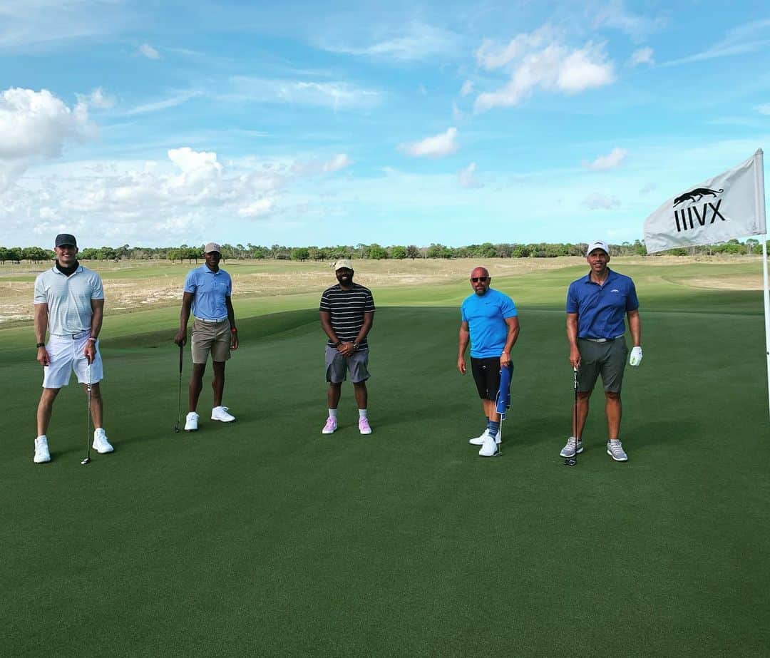 レイ・アレンのインスタグラム：「Spent the day on the links with my dudes @sl1mbenny (today is Ben’s birthday) @thewerth @mrbcoop @thatguynamedcy #groveXXIII #mygamestunk #36holes #happybirthdayben #jaysonmyfeetgetlikeme #blackcat」
