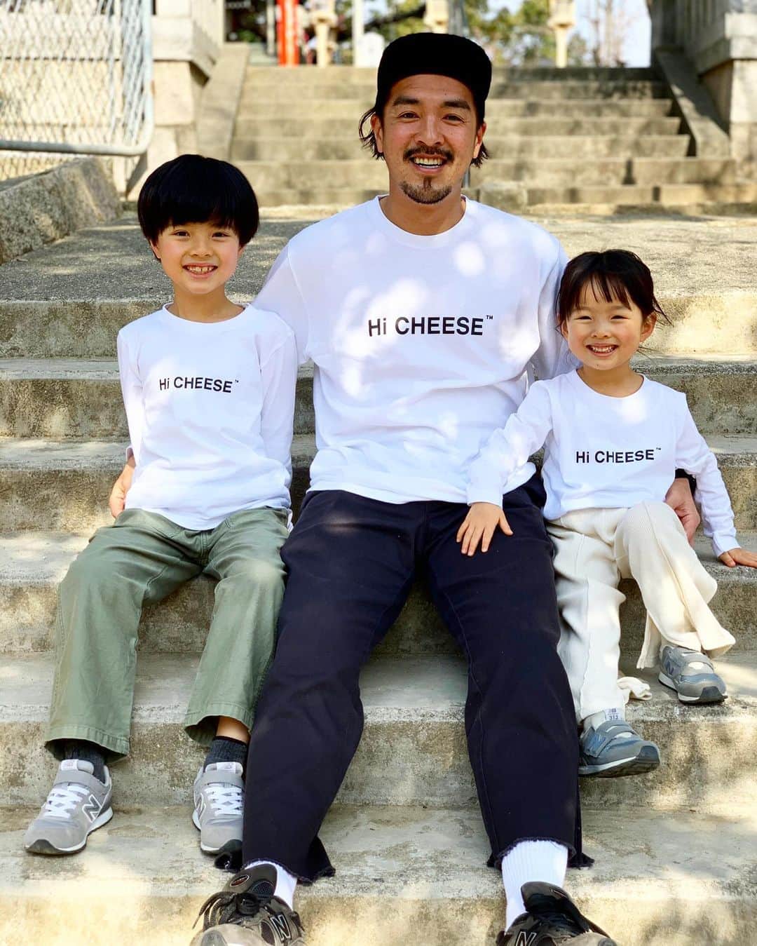 馬場賢治さんのインスタグラム写真 - (馬場賢治Instagram)「いよいよ今日は鹿児島のチーズケーキショップenneの4周年！ そして4周年記念の今日、誕生する新ブランドHi CHEESEからロンTが発売されます。 シンプルなデザインで使いやすく、着心地も抜群です👍 kidsサイズもあるので子供と一緒に着れちゃいます！ バックのHi CHEESE Hi LIFEもいい感じ🤙 こちらは店頭販売のみなので行ける方はお早めだと思います💨 美味しいチーズケーキ買えて、美味しいコーヒーまで飲めるのに、さらにカッコいいロンTまで買えたら最高やなー 鹿児島のみんなが羨ましいー もう配達はしないからねー 逆に配達してくれー 改めてenneの皆さん4周年と新ブランドおめでとうございます！ #enne #HiCHEESE #4周年 #おめでとうございます #チーズケーキおじさん #モデルのお仕事でもなんでもお待ちしてます笑 #どこでも行きます」2月13日 9時13分 - babakenji.0707