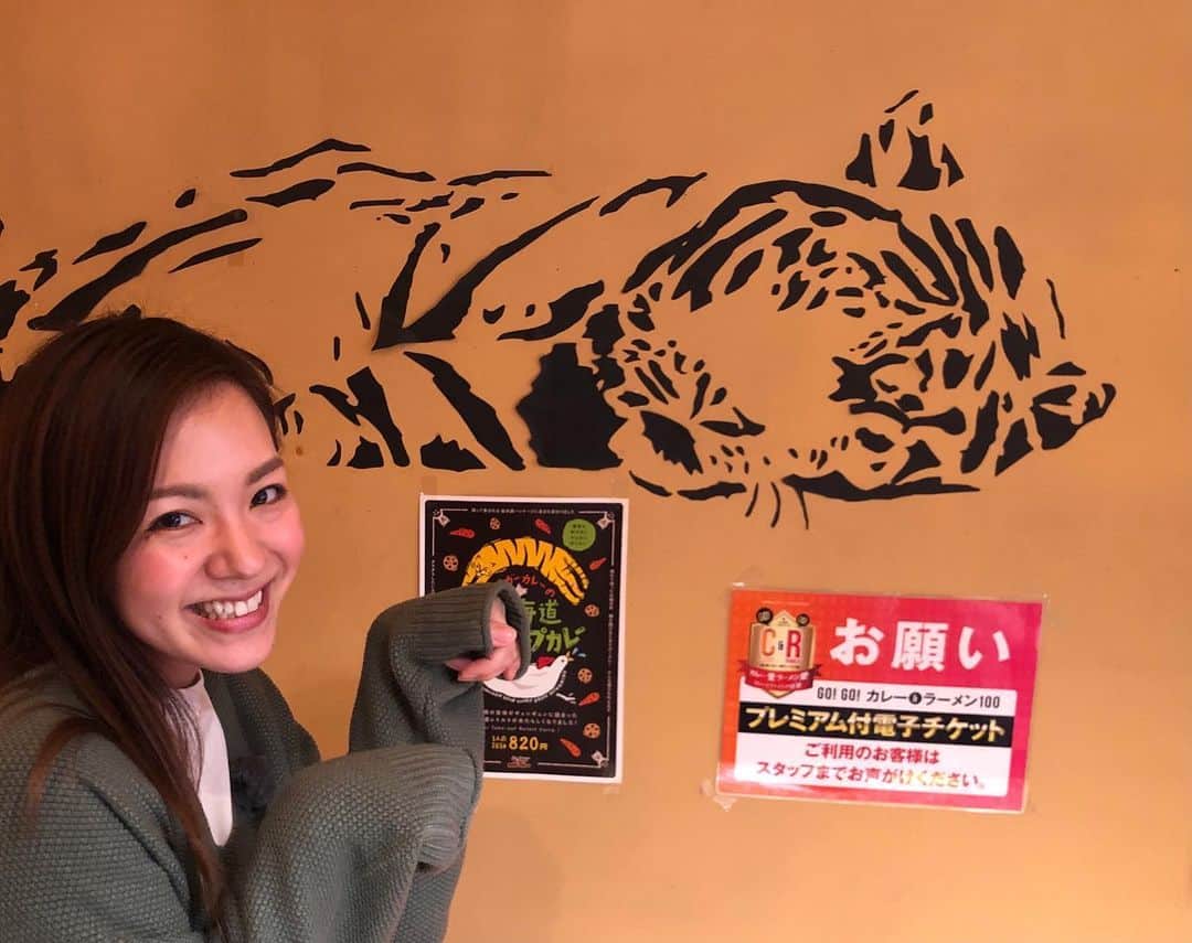 芳賀愛華のインスタグラム：「. 今日の旅コミ北海道は札幌こだわりパン特集🍞🥐🥖 私は美味しーいパンの中に入ってる アレの秘密も取材してきました✌️💓 ※1枚目はこのポーズの動物の名前のお店♥︎笑 . パン屋さんのあのいい〜香りだいすき🤤🥐 . . #旅コミ北海道#札幌パン屋」