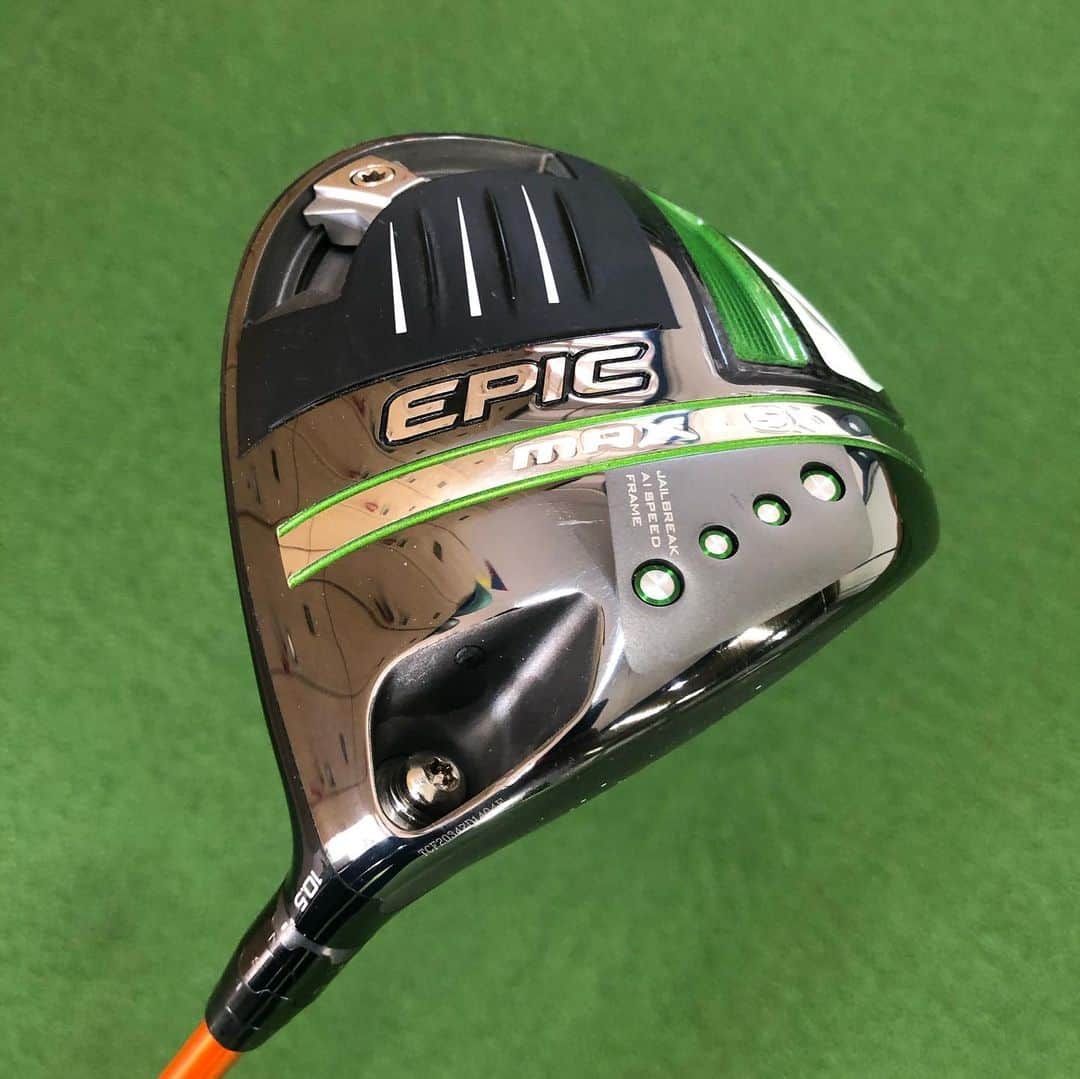 のインスタグラム：「今年の新作ドライバーはどのメーカーも素晴らしい🤩⛳️ 問題は各クラブ選択肢が増えて何本も打てないアマチュアの皆さんが自分に合ったスペックに行き着くのか‥  今回のイチオシはキャロウェイエピックのLS🥳振るとヘッドの大きさを感じさせません🧐そして打ち出し角とスピンのバランスが絶妙‼️ 迷った方は是非❗️是非❗️ #キャロウェイゴルフ #エピック #ゴルフ女子 #ゴルフ男子 ＃飛ばし」